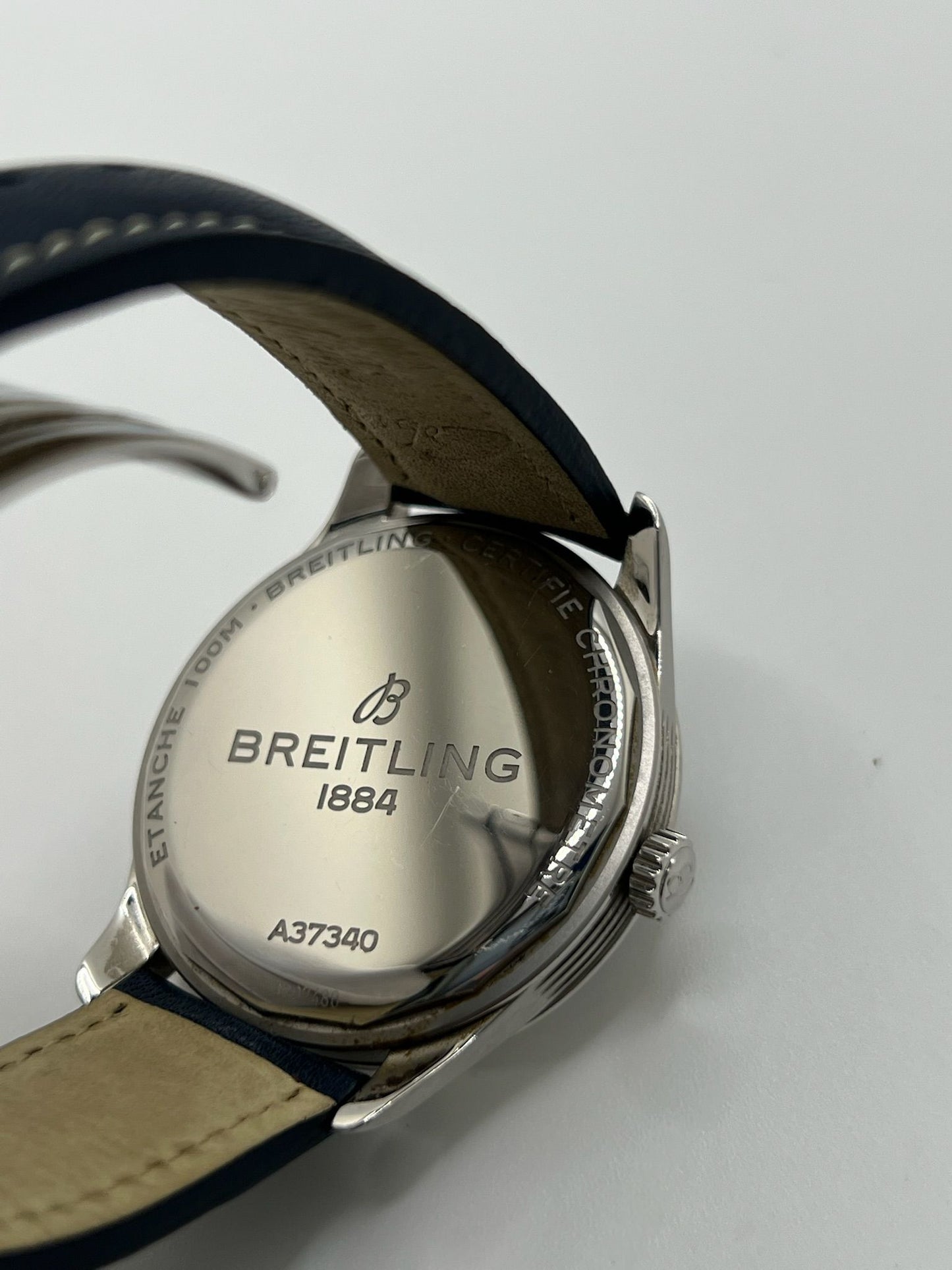 La Breitling Premier Automatique 40 mm full set de 2021 incarne l'élégance et la précision horlogère. Dotée d'un boîtier en acier, d’un cadran bleu sans chiffres, d’un verre saphir et d’un bracelet en cuir bleu, elle abrite un mouvement automatique Breitling 37 avec 38 heures de réserve de marche. Ce modèle homme/unisexe est livré avec son coffret et ses papiers d'origine. Une montre raffinée et fiable, en très bon état.