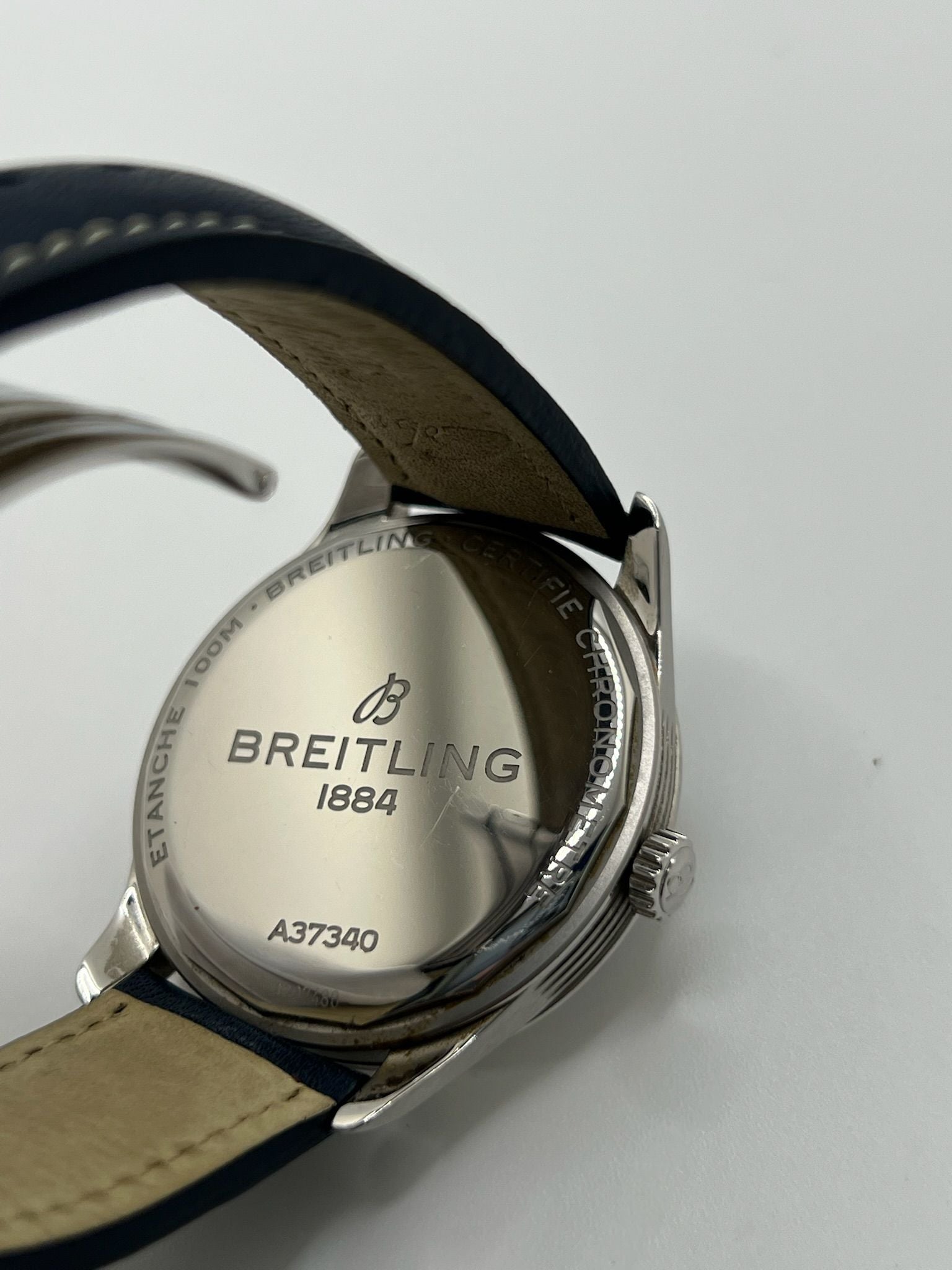 La Breitling Premier Automatique 40 mm full set de 2021 incarne l'élégance et la précision horlogère. Dotée d'un boîtier en acier, d’un cadran bleu sans chiffres, d’un verre saphir et d’un bracelet en cuir bleu, elle abrite un mouvement automatique Breitling 37 avec 38 heures de réserve de marche. Ce modèle homme/unisexe est livré avec son coffret et ses papiers d'origine. Une montre raffinée et fiable, en très bon état.