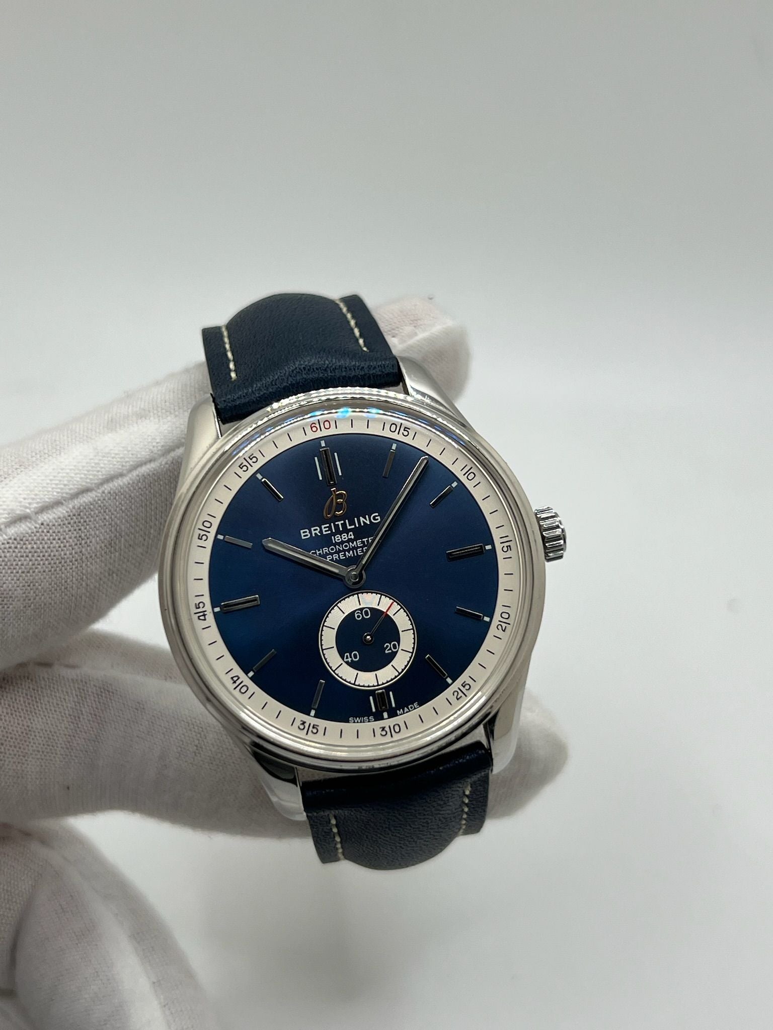 La Breitling Premier Automatique 40 mm full set de 2021 incarne l'élégance et la précision horlogère. Dotée d'un boîtier en acier, d’un cadran bleu sans chiffres, d’un verre saphir et d’un bracelet en cuir bleu, elle abrite un mouvement automatique Breitling 37 avec 38 heures de réserve de marche. Ce modèle homme/unisexe est livré avec son coffret et ses papiers d'origine. Une montre raffinée et fiable, en très bon état.