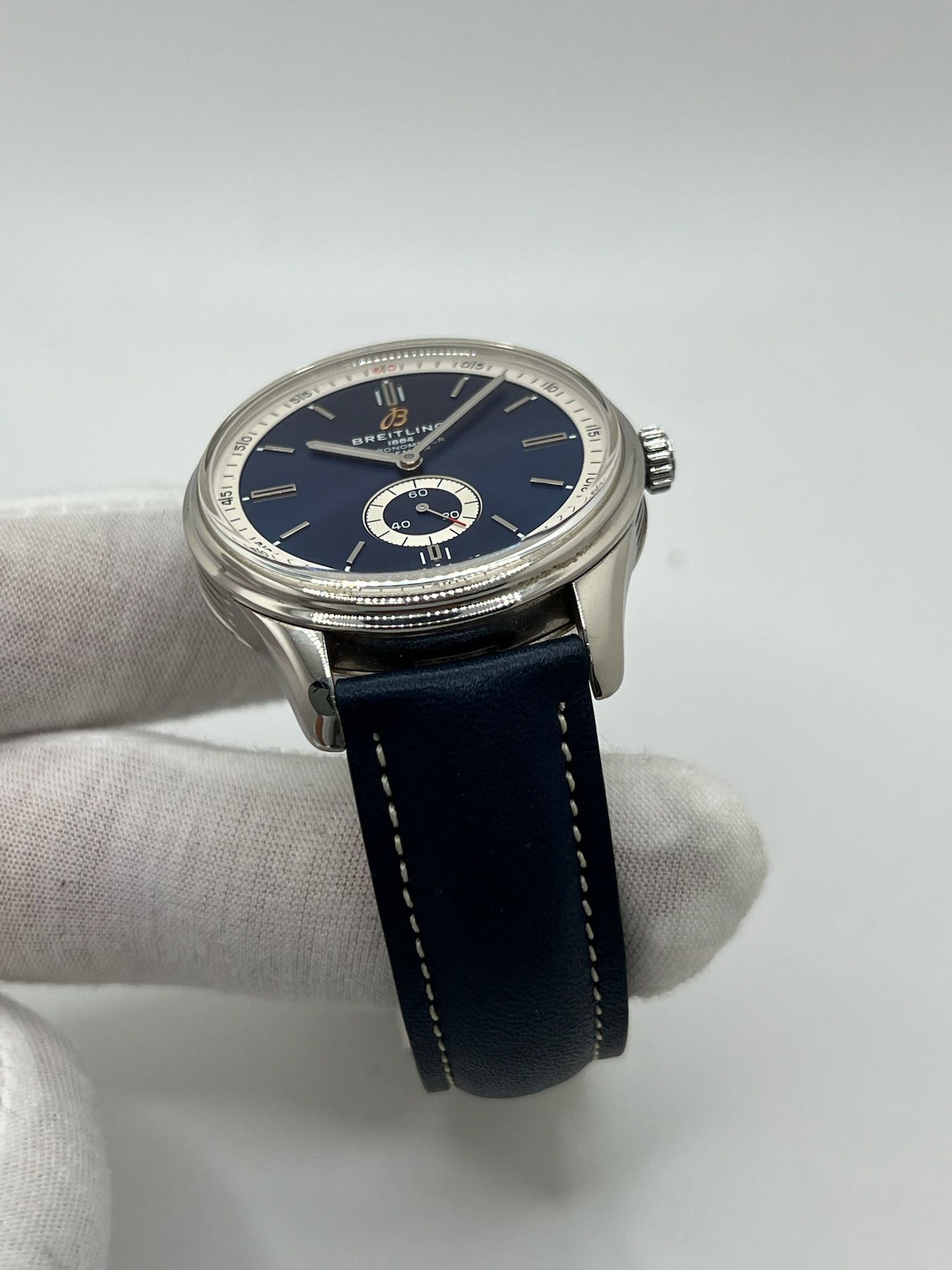 La Breitling Premier Automatique 40 mm full set de 2021 incarne l'élégance et la précision horlogère. Dotée d'un boîtier en acier, d’un cadran bleu sans chiffres, d’un verre saphir et d’un bracelet en cuir bleu, elle abrite un mouvement automatique Breitling 37 avec 38 heures de réserve de marche. Ce modèle homme/unisexe est livré avec son coffret et ses papiers d'origine. Une montre raffinée et fiable, en très bon état.