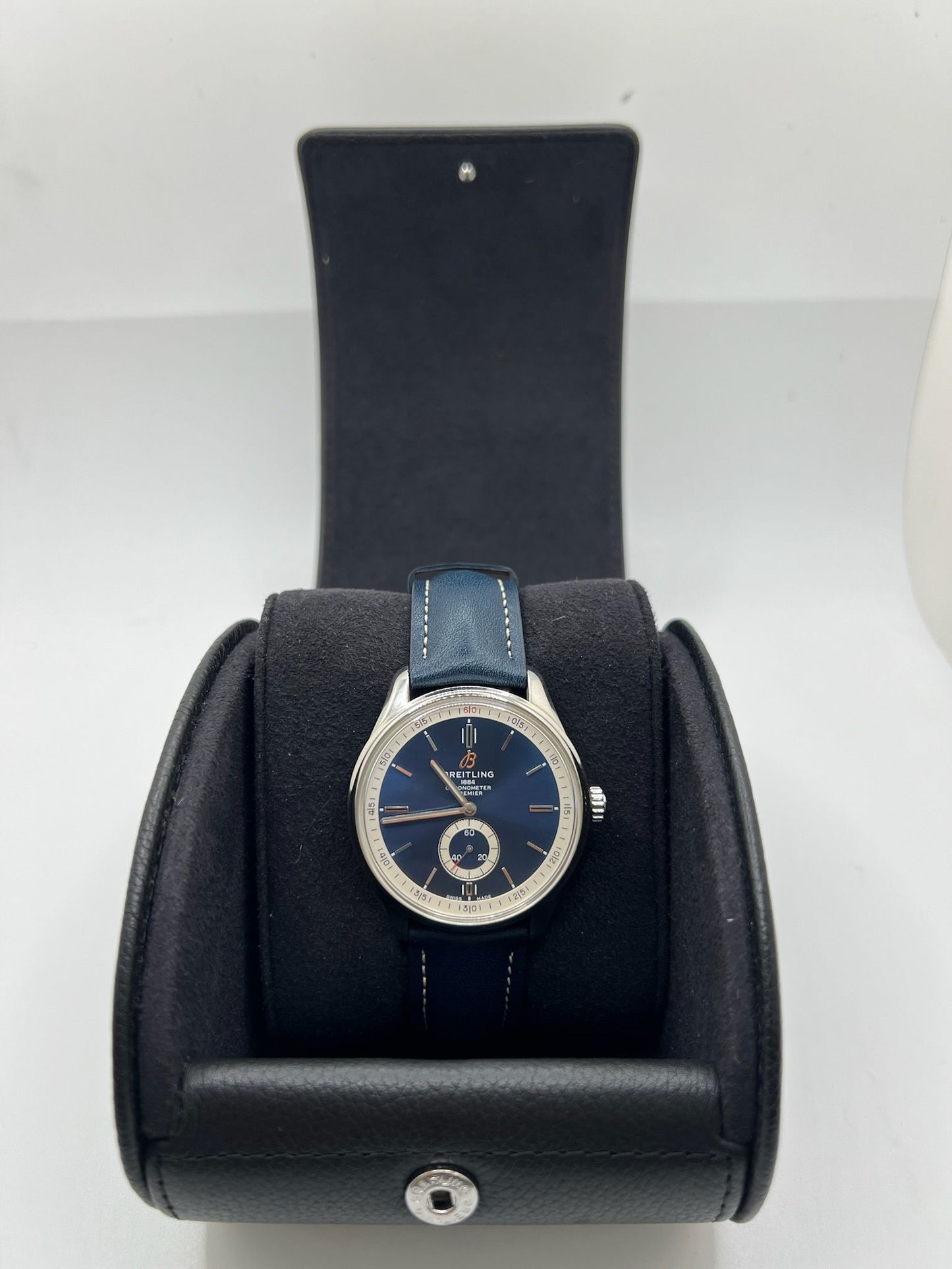 La Breitling Premier Automatique 40 mm full set de 2021 incarne l'élégance et la précision horlogère. Dotée d'un boîtier en acier, d’un cadran bleu sans chiffres, d’un verre saphir et d’un bracelet en cuir bleu, elle abrite un mouvement automatique Breitling 37 avec 38 heures de réserve de marche. Ce modèle homme/unisexe est livré avec son coffret et ses papiers d'origine. Une montre raffinée et fiable, en très bon état.