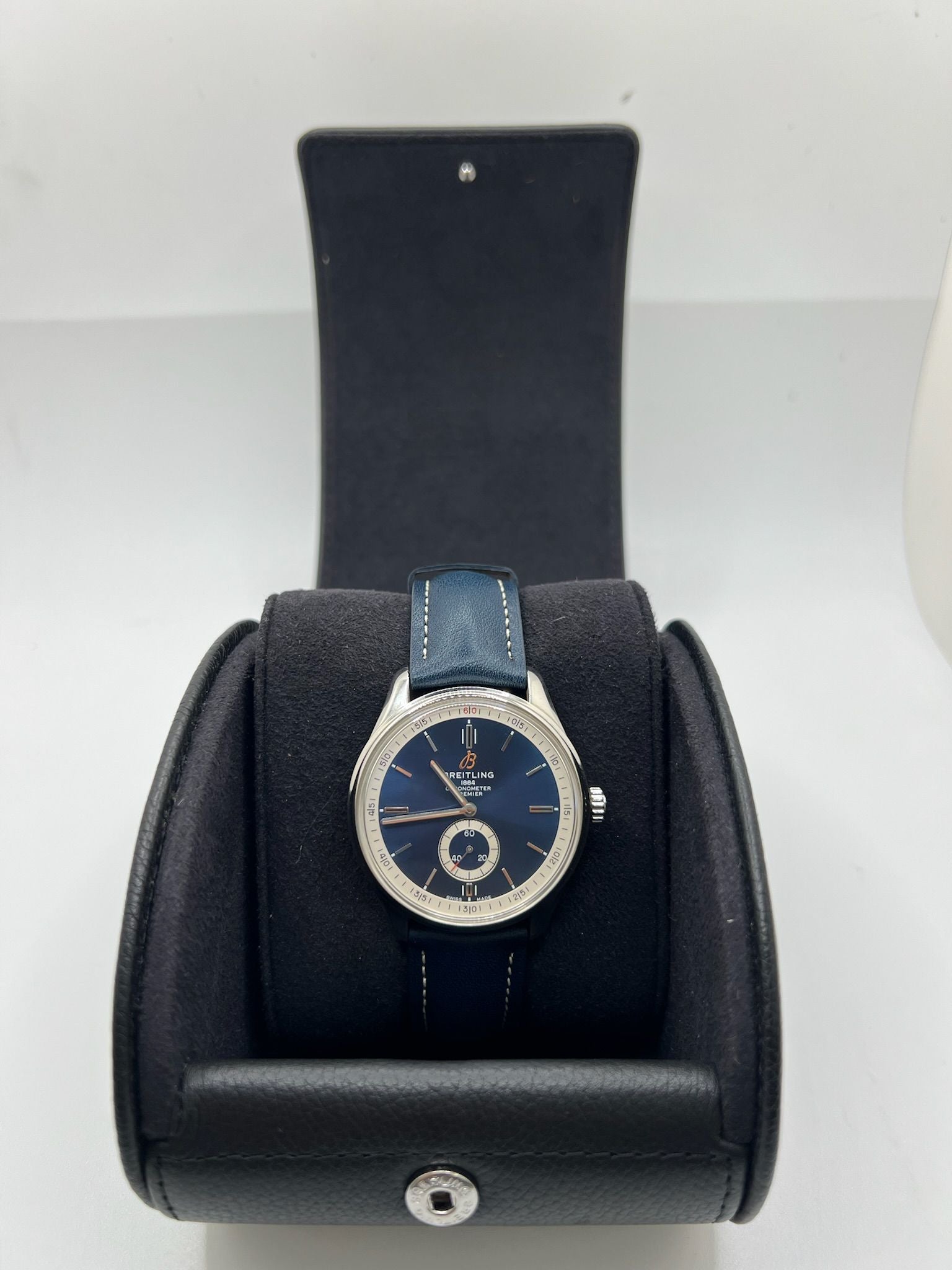 La Breitling Premier Automatique 40 mm full set de 2021 incarne l'élégance et la précision horlogère. Dotée d'un boîtier en acier, d’un cadran bleu sans chiffres, d’un verre saphir et d’un bracelet en cuir bleu, elle abrite un mouvement automatique Breitling 37 avec 38 heures de réserve de marche. Ce modèle homme/unisexe est livré avec son coffret et ses papiers d'origine. Une montre raffinée et fiable, en très bon état.