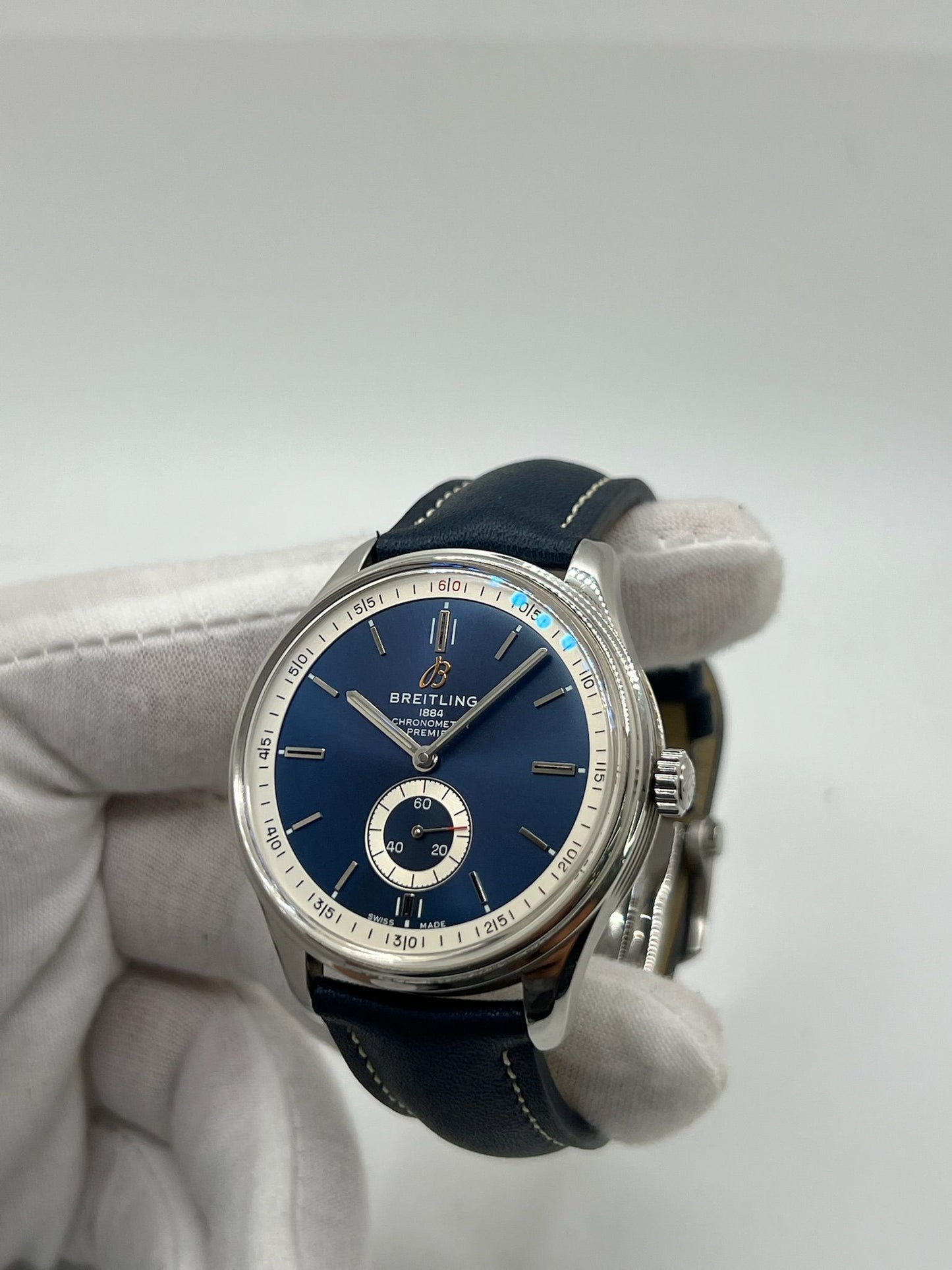 La Breitling Premier Automatique 40 mm full set de 2021 incarne l'élégance et la précision horlogère. Dotée d'un boîtier en acier, d’un cadran bleu sans chiffres, d’un verre saphir et d’un bracelet en cuir bleu, elle abrite un mouvement automatique Breitling 37 avec 38 heures de réserve de marche. Ce modèle homme/unisexe est livré avec son coffret et ses papiers d'origine. Une montre raffinée et fiable, en très bon état.