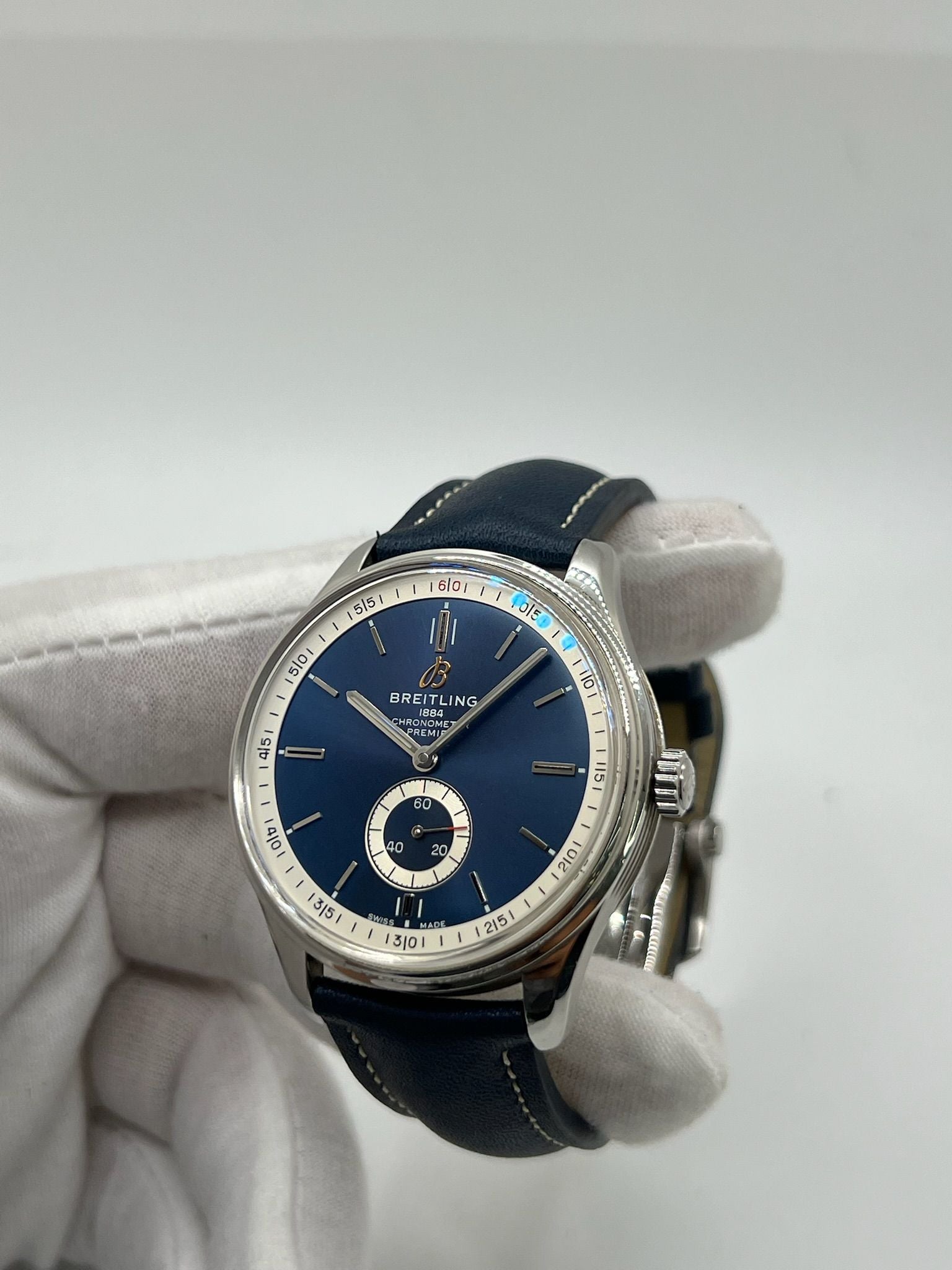 La Breitling Premier Automatique 40 mm full set de 2021 incarne l'élégance et la précision horlogère. Dotée d'un boîtier en acier, d’un cadran bleu sans chiffres, d’un verre saphir et d’un bracelet en cuir bleu, elle abrite un mouvement automatique Breitling 37 avec 38 heures de réserve de marche. Ce modèle homme/unisexe est livré avec son coffret et ses papiers d'origine. Une montre raffinée et fiable, en très bon état.