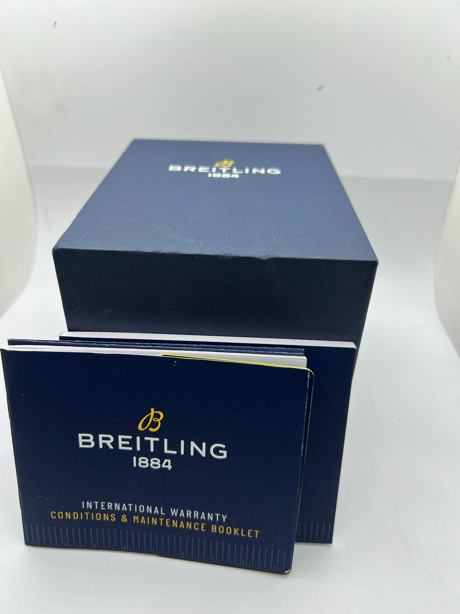 La Breitling Premier Automatique 40 mm full set de 2021 incarne l'élégance et la précision horlogère. Dotée d'un boîtier en acier, d’un cadran bleu sans chiffres, d’un verre saphir et d’un bracelet en cuir bleu, elle abrite un mouvement automatique Breitling 37 avec 38 heures de réserve de marche. Ce modèle homme/unisexe est livré avec son coffret et ses papiers d'origine. Une montre raffinée et fiable, en très bon état.