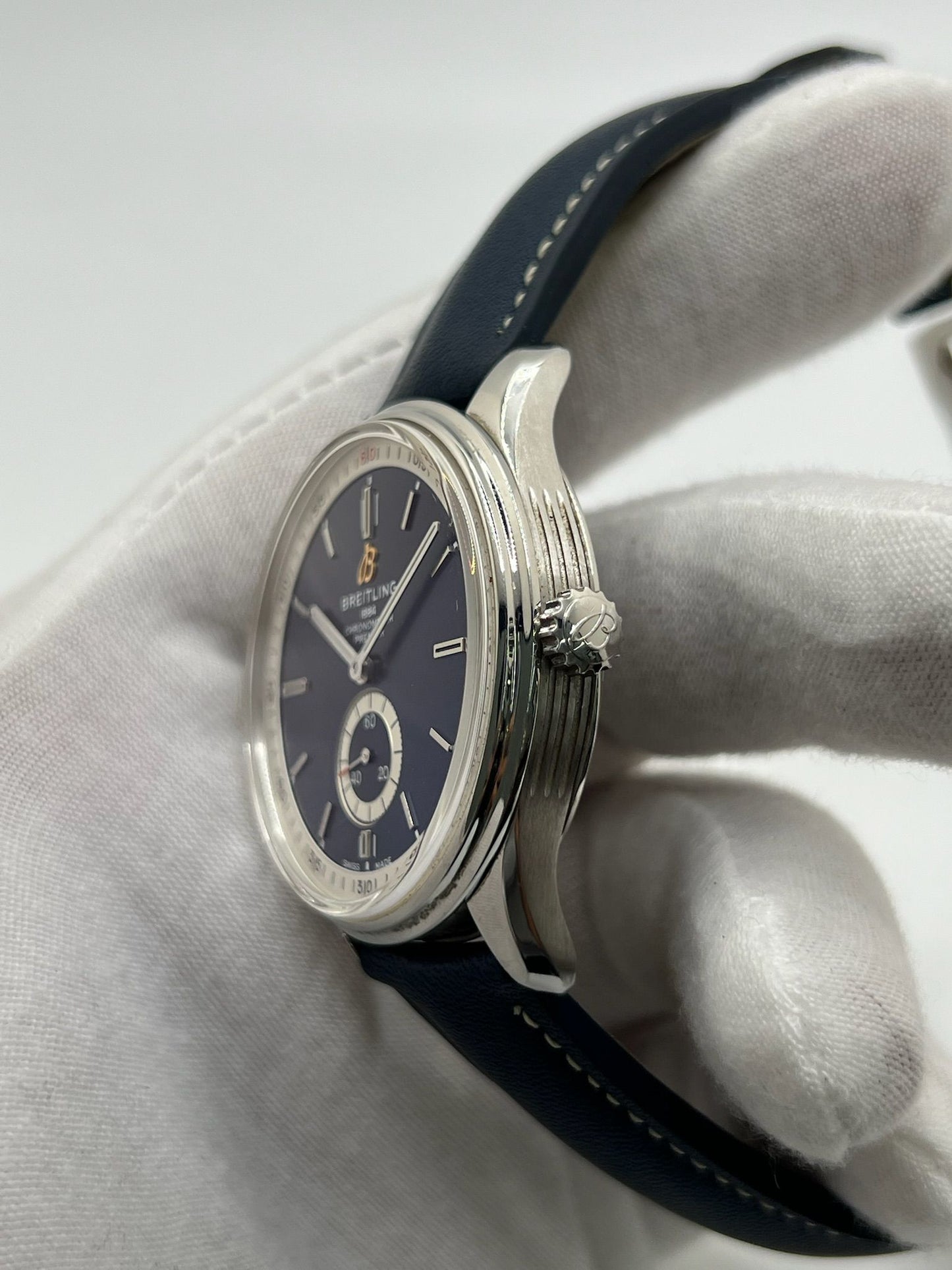 La Breitling Premier Automatique 40 mm full set de 2021 incarne l'élégance et la précision horlogère. Dotée d'un boîtier en acier, d’un cadran bleu sans chiffres, d’un verre saphir et d’un bracelet en cuir bleu, elle abrite un mouvement automatique Breitling 37 avec 38 heures de réserve de marche. Ce modèle homme/unisexe est livré avec son coffret et ses papiers d'origine. Une montre raffinée et fiable, en très bon état.