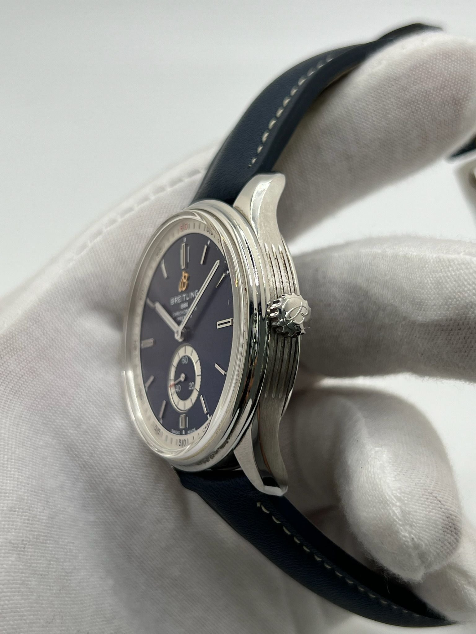 La Breitling Premier Automatique 40 mm full set de 2021 incarne l'élégance et la précision horlogère. Dotée d'un boîtier en acier, d’un cadran bleu sans chiffres, d’un verre saphir et d’un bracelet en cuir bleu, elle abrite un mouvement automatique Breitling 37 avec 38 heures de réserve de marche. Ce modèle homme/unisexe est livré avec son coffret et ses papiers d'origine. Une montre raffinée et fiable, en très bon état.