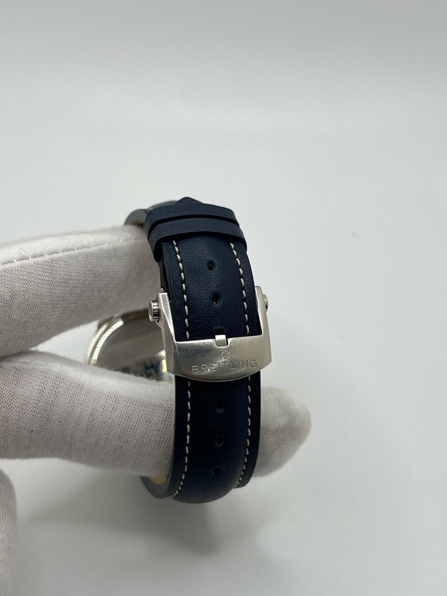 La Breitling Premier Automatique 40 mm full set de 2021 incarne l'élégance et la précision horlogère. Dotée d'un boîtier en acier, d’un cadran bleu sans chiffres, d’un verre saphir et d’un bracelet en cuir bleu, elle abrite un mouvement automatique Breitling 37 avec 38 heures de réserve de marche. Ce modèle homme/unisexe est livré avec son coffret et ses papiers d'origine. Une montre raffinée et fiable, en très bon état.