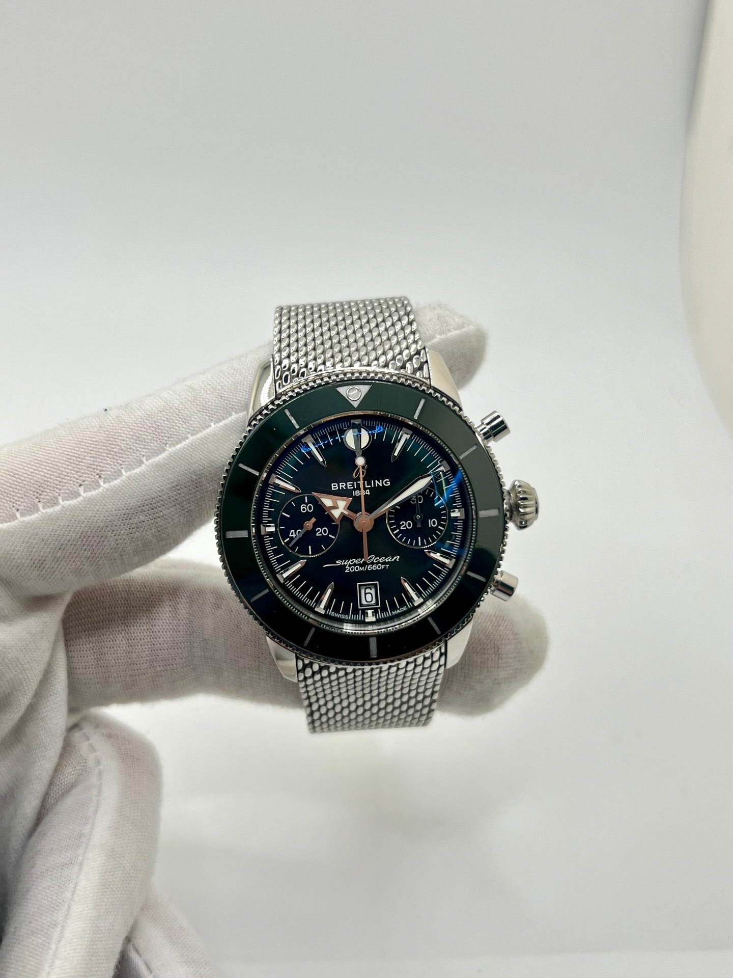 Montre Breitling Superocean Heritage B01 Chronograph en acier inoxydable, référence AB0156361L1A1, dotée d’un boîtier de 42 mm et d’un bracelet en acier avec boucle déployante. Cette montre automatique pour homme ou unisexe dispose d’un cadran vert élégant, d’un verre saphir résistant aux rayures, d’une étanchéité jusqu’à 20 ATM et d’un chronographe haute précision avec réserve de marche de 70 heures.