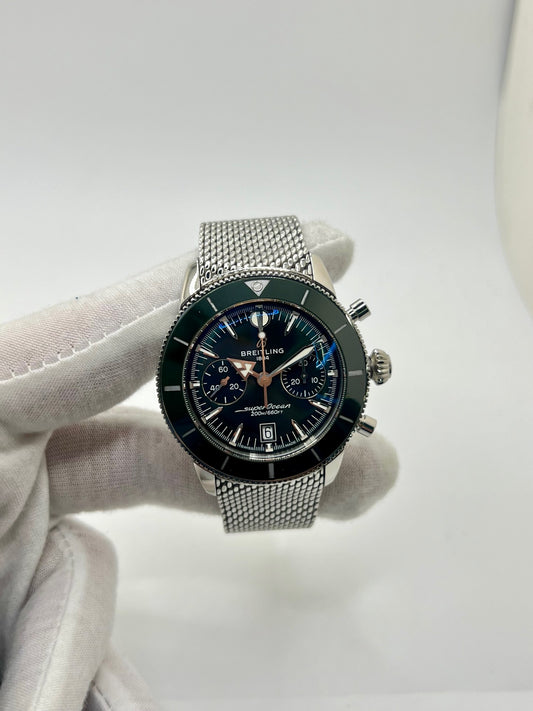 Montre Breitling Superocean Heritage B01 Chronograph en acier inoxydable, référence AB0156361L1A1, dotée d’un boîtier de 42 mm et d’un bracelet en acier avec boucle déployante. Cette montre automatique pour homme ou unisexe dispose d’un cadran vert élégant, d’un verre saphir résistant aux rayures, d’une étanchéité jusqu’à 20 ATM et d’un chronographe haute précision avec réserve de marche de 70 heures.