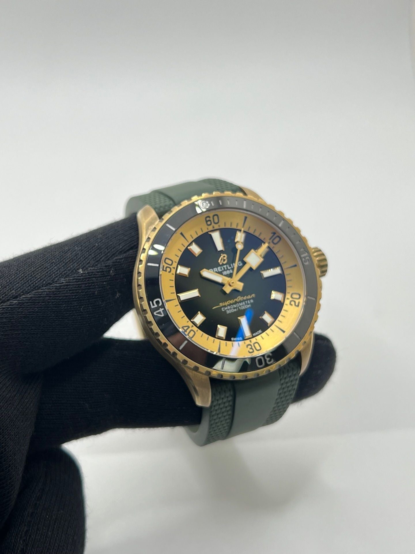 Montre Breitling Superocean 42 référence N17375201L1S1 en bronze, équipée d’un mouvement automatique précis et d’un calibre Breitling 17. Modèle de plongée haut de gamme doté d’un cadran vert, d’une lunette en céramique et d’un bracelet en caoutchouc assorti. Étanche 30 ATM, verre saphir, diamètre 42 mm. Montre d’occasion en très bon état avec légères traces d’usure.
