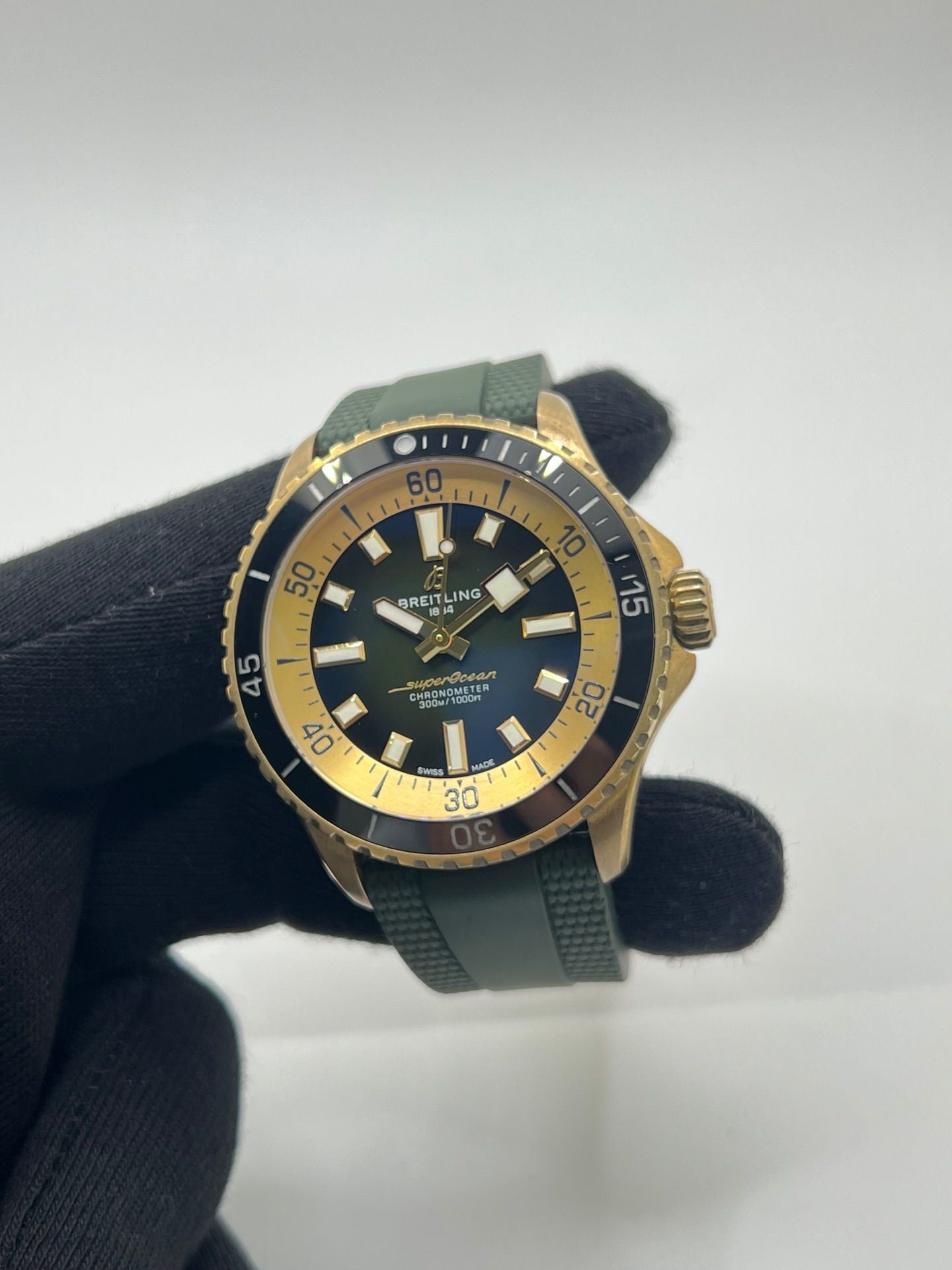 Montre Breitling Superocean 42 référence N17375201L1S1 en bronze, équipée d’un mouvement automatique précis et d’un calibre Breitling 17. Modèle de plongée haut de gamme doté d’un cadran vert, d’une lunette en céramique et d’un bracelet en caoutchouc assorti. Étanche 30 ATM, verre saphir, diamètre 42 mm. Montre d’occasion en très bon état avec légères traces d’usure.