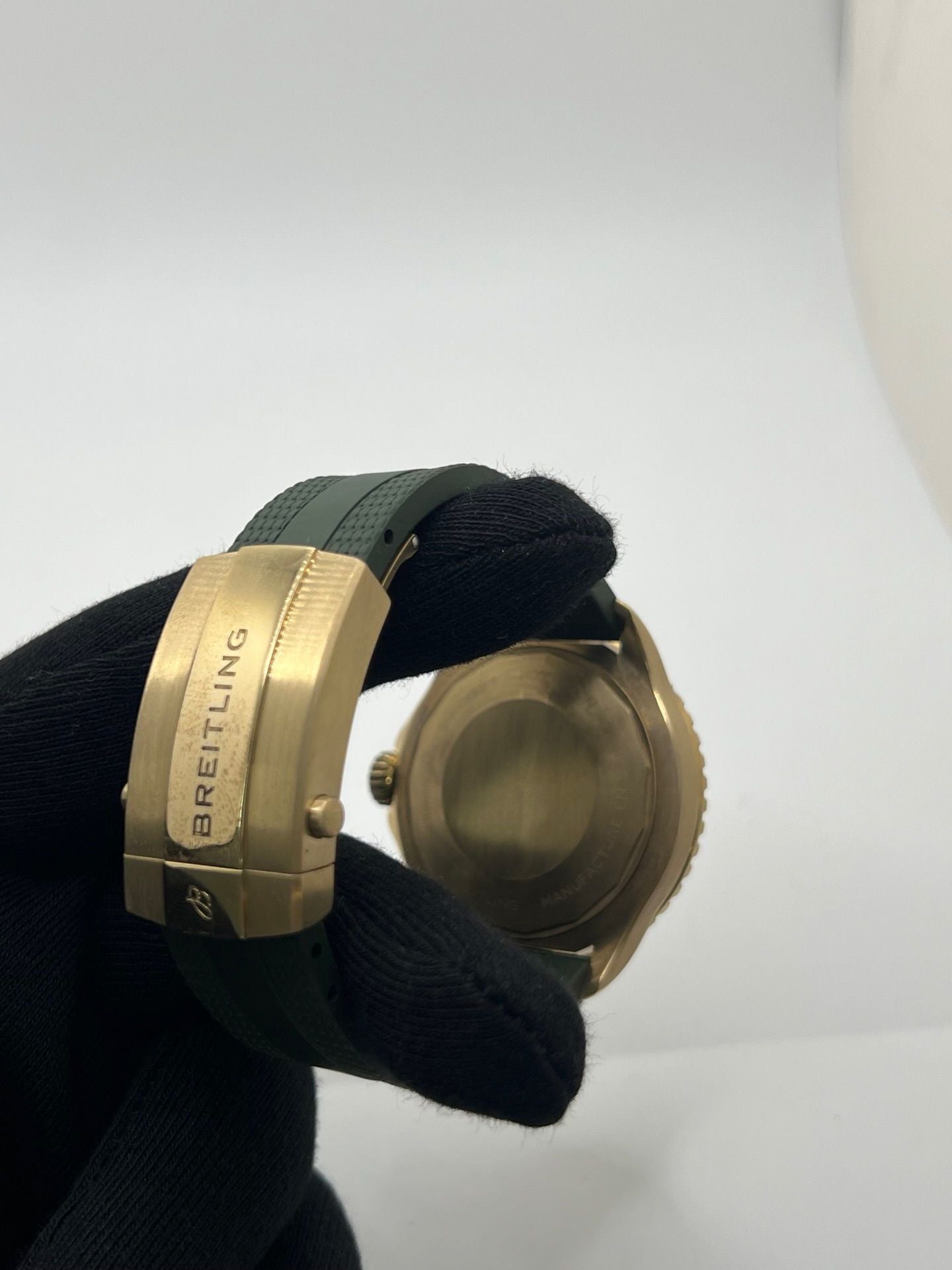 Montre Breitling Superocean 42 référence N17375201L1S1 en bronze, équipée d’un mouvement automatique précis et d’un calibre Breitling 17. Modèle de plongée haut de gamme doté d’un cadran vert, d’une lunette en céramique et d’un bracelet en caoutchouc assorti. Étanche 30 ATM, verre saphir, diamètre 42 mm. Montre d’occasion en très bon état avec légères traces d’usure.