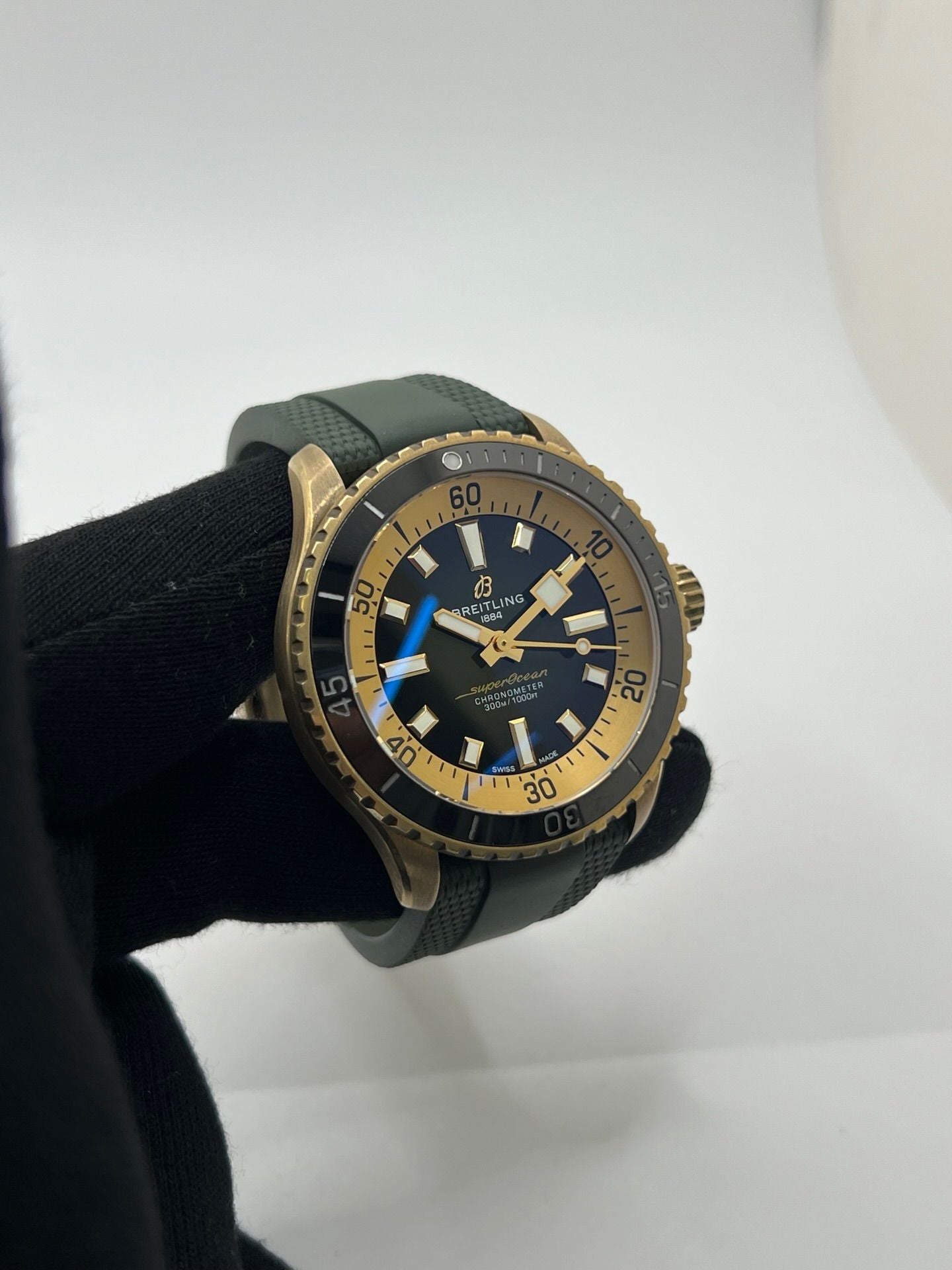 Montre Breitling Superocean 42 référence N17375201L1S1 en bronze, équipée d’un mouvement automatique précis et d’un calibre Breitling 17. Modèle de plongée haut de gamme doté d’un cadran vert, d’une lunette en céramique et d’un bracelet en caoutchouc assorti. Étanche 30 ATM, verre saphir, diamètre 42 mm. Montre d’occasion en très bon état avec légères traces d’usure.