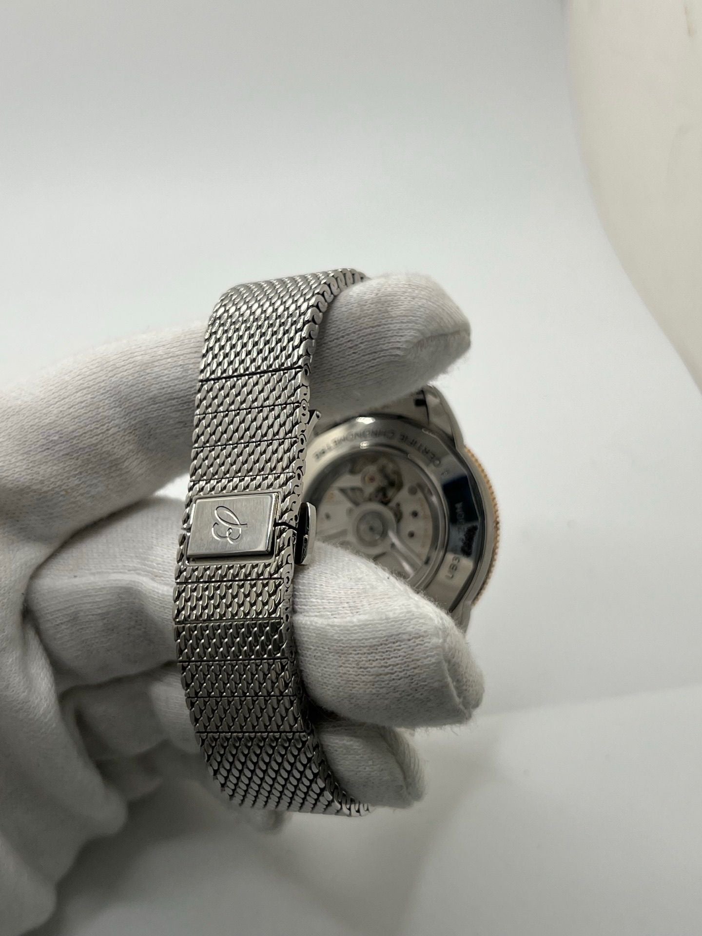 Montre de plongée Breitling Superocean Heritage 42 en or et acier, équipée d’un mouvement automatique et d’une réserve de marche longue durée. Boîtier de 42 mm, cadran noir, verre saphir et bracelet acier. Modèle moderne et robuste, étanche à 20 ATM, idéal pour un usage quotidien ou sportif. Référence UB3111241B1A1, état neuf, jamais portée.