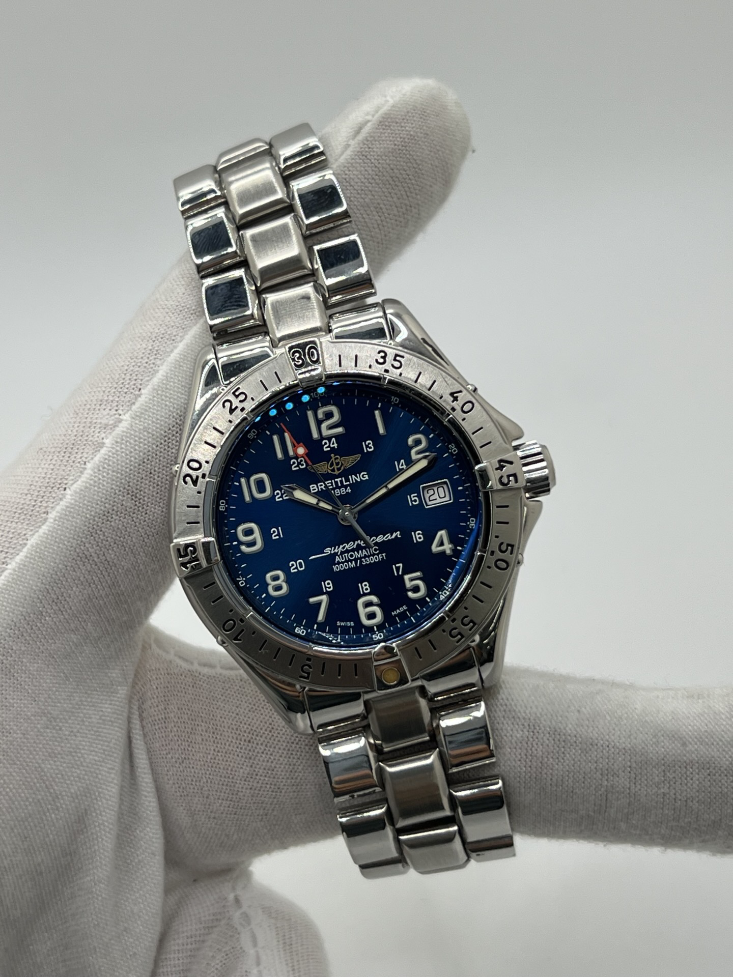 Montre de plongée automatique Superocean A17040 en acier avec cadran bleu, lunette robuste et bracelet acier. Modèle sportif et élégant doté d’un verre saphir, d’un affichage de la date et d’une étanchéité professionnelle. Idéal pour un usage quotidien comme pour les activités nautiques.