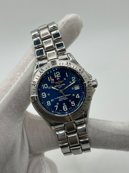 Montre de plongée automatique Superocean A17040 en acier avec cadran bleu, lunette robuste et bracelet acier. Modèle sportif et élégant doté d’un verre saphir, d’un affichage de la date et d’une étanchéité professionnelle. Idéal pour un usage quotidien comme pour les activités nautiques.