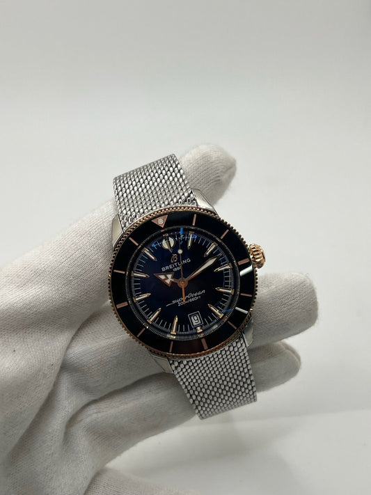 Montre de plongée Breitling Superocean Heritage 42 en or et acier, équipée d’un mouvement automatique et d’une réserve de marche longue durée. Boîtier de 42 mm, cadran noir, verre saphir et bracelet acier. Modèle moderne et robuste, étanche à 20 ATM, idéal pour un usage quotidien ou sportif. Référence UB3111241B1A1, état neuf, jamais portée.