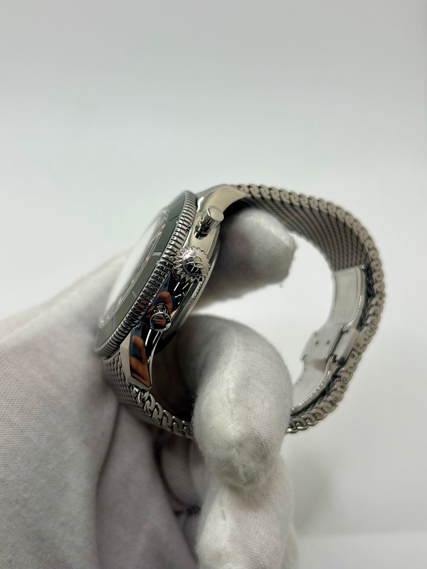 Montre Breitling Superocean Heritage B01 Chronograph en acier inoxydable, référence AB0156361L1A1, dotée d’un boîtier de 42 mm et d’un bracelet en acier avec boucle déployante. Cette montre automatique pour homme ou unisexe dispose d’un cadran vert élégant, d’un verre saphir résistant aux rayures, d’une étanchéité jusqu’à 20 ATM et d’un chronographe haute précision avec réserve de marche de 70 heures.