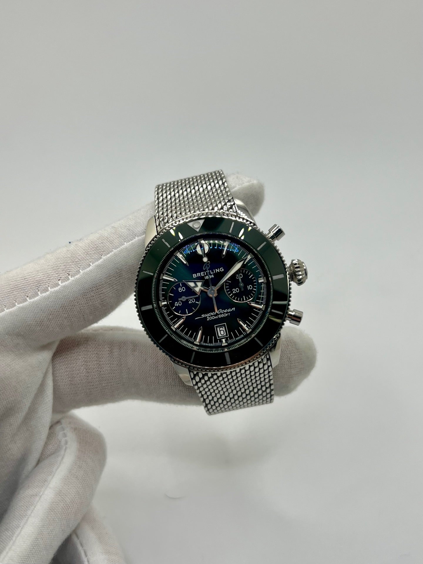 Montre Breitling Superocean Heritage B01 Chronograph en acier inoxydable, référence AB0156361L1A1, dotée d’un boîtier de 42 mm et d’un bracelet en acier avec boucle déployante. Cette montre automatique pour homme ou unisexe dispose d’un cadran vert élégant, d’un verre saphir résistant aux rayures, d’une étanchéité jusqu’à 20 ATM et d’un chronographe haute précision avec réserve de marche de 70 heures.