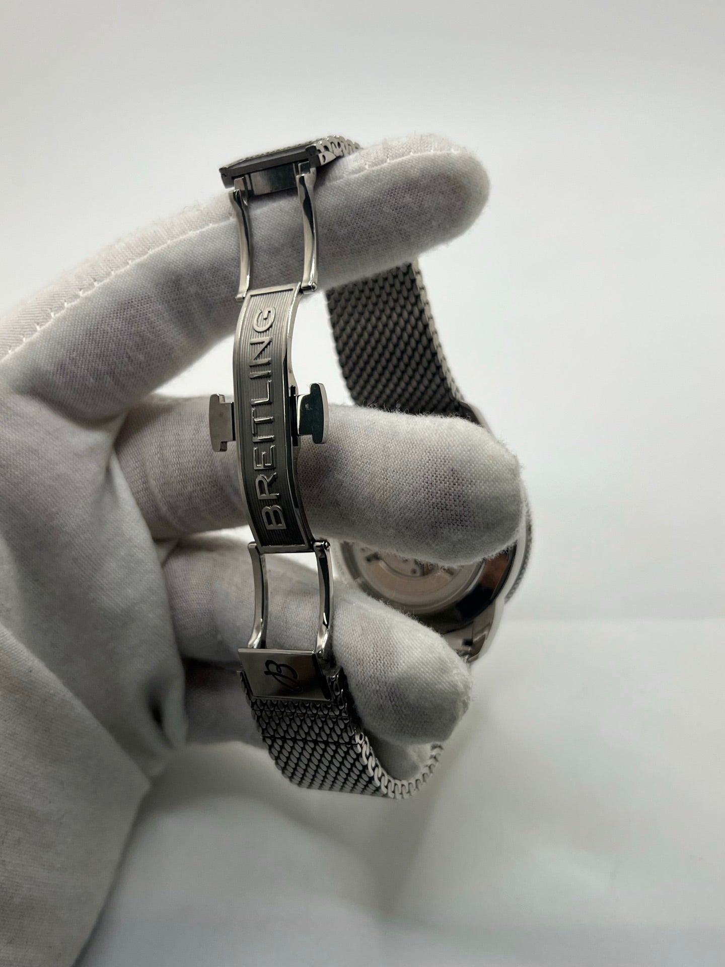 Montre Breitling Superocean Heritage B01 Chronograph en acier inoxydable, référence AB0156361L1A1, dotée d’un boîtier de 42 mm et d’un bracelet en acier avec boucle déployante. Cette montre automatique pour homme ou unisexe dispose d’un cadran vert élégant, d’un verre saphir résistant aux rayures, d’une étanchéité jusqu’à 20 ATM et d’un chronographe haute précision avec réserve de marche de 70 heures.