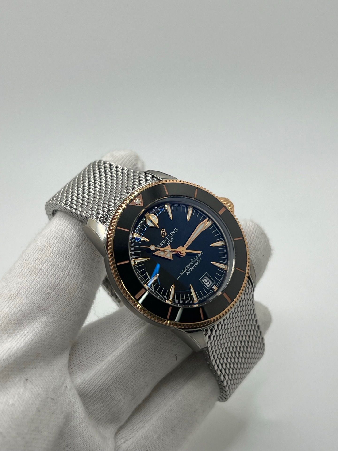 Montre de plongée Breitling Superocean Heritage 42 en or et acier, équipée d’un mouvement automatique et d’une réserve de marche longue durée. Boîtier de 42 mm, cadran noir, verre saphir et bracelet acier. Modèle moderne et robuste, étanche à 20 ATM, idéal pour un usage quotidien ou sportif. Référence UB3111241B1A1, état neuf, jamais portée.