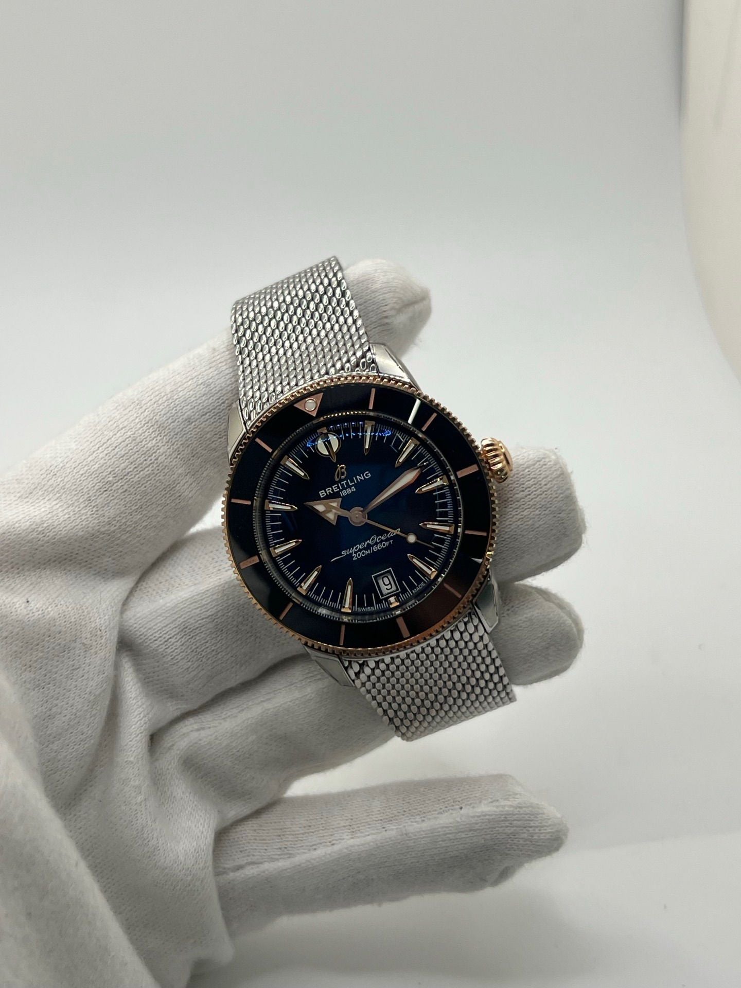 Montre de plongée Breitling Superocean Heritage 42 en or et acier, équipée d’un mouvement automatique et d’une réserve de marche longue durée. Boîtier de 42 mm, cadran noir, verre saphir et bracelet acier. Modèle moderne et robuste, étanche à 20 ATM, idéal pour un usage quotidien ou sportif. Référence UB3111241B1A1, état neuf, jamais portée.