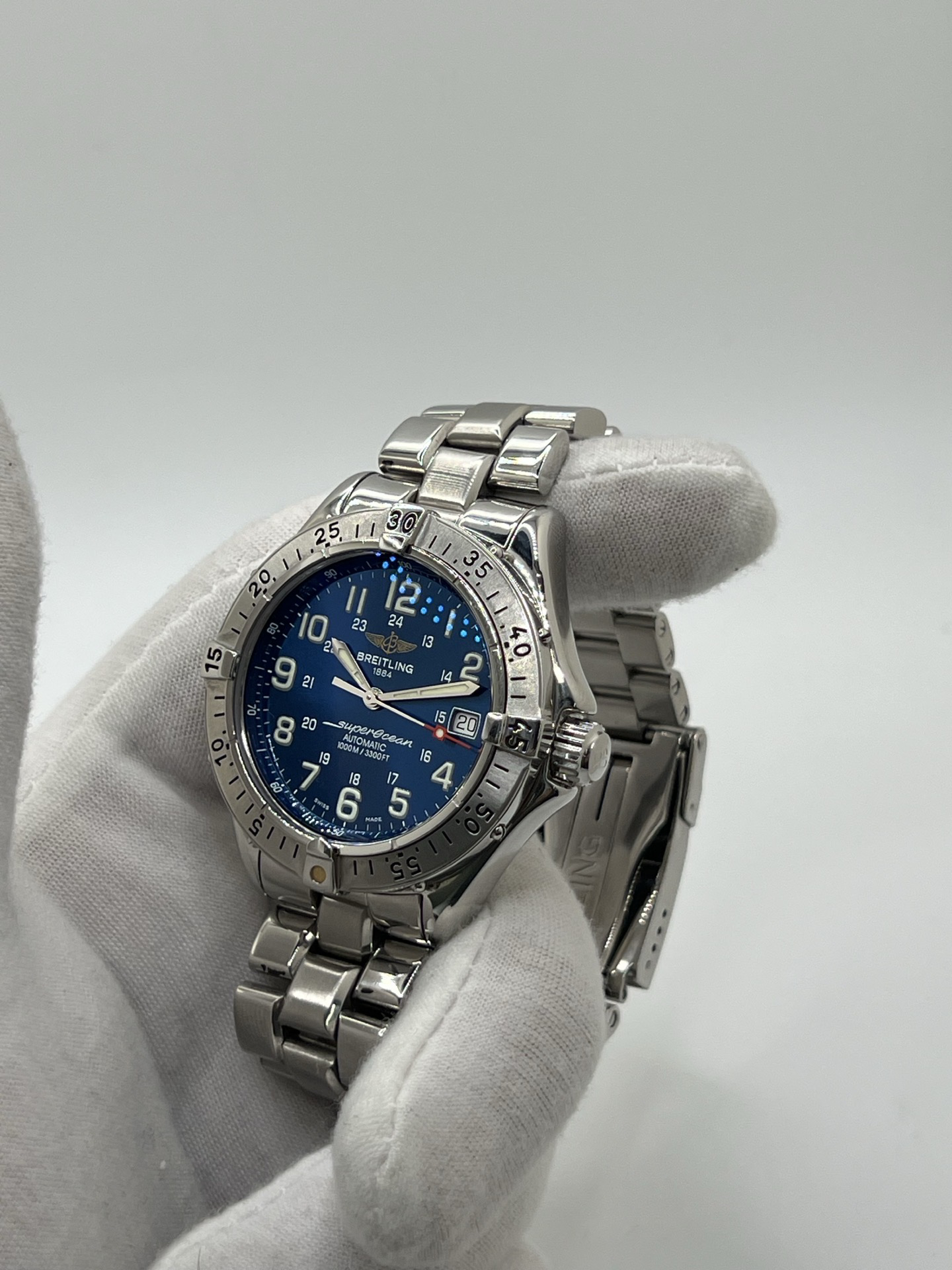 Montre de plongée automatique Superocean A17040 en acier avec cadran bleu, lunette robuste et bracelet acier. Modèle sportif et élégant doté d’un verre saphir, d’un affichage de la date et d’une étanchéité professionnelle. Idéal pour un usage quotidien comme pour les activités nautiques.