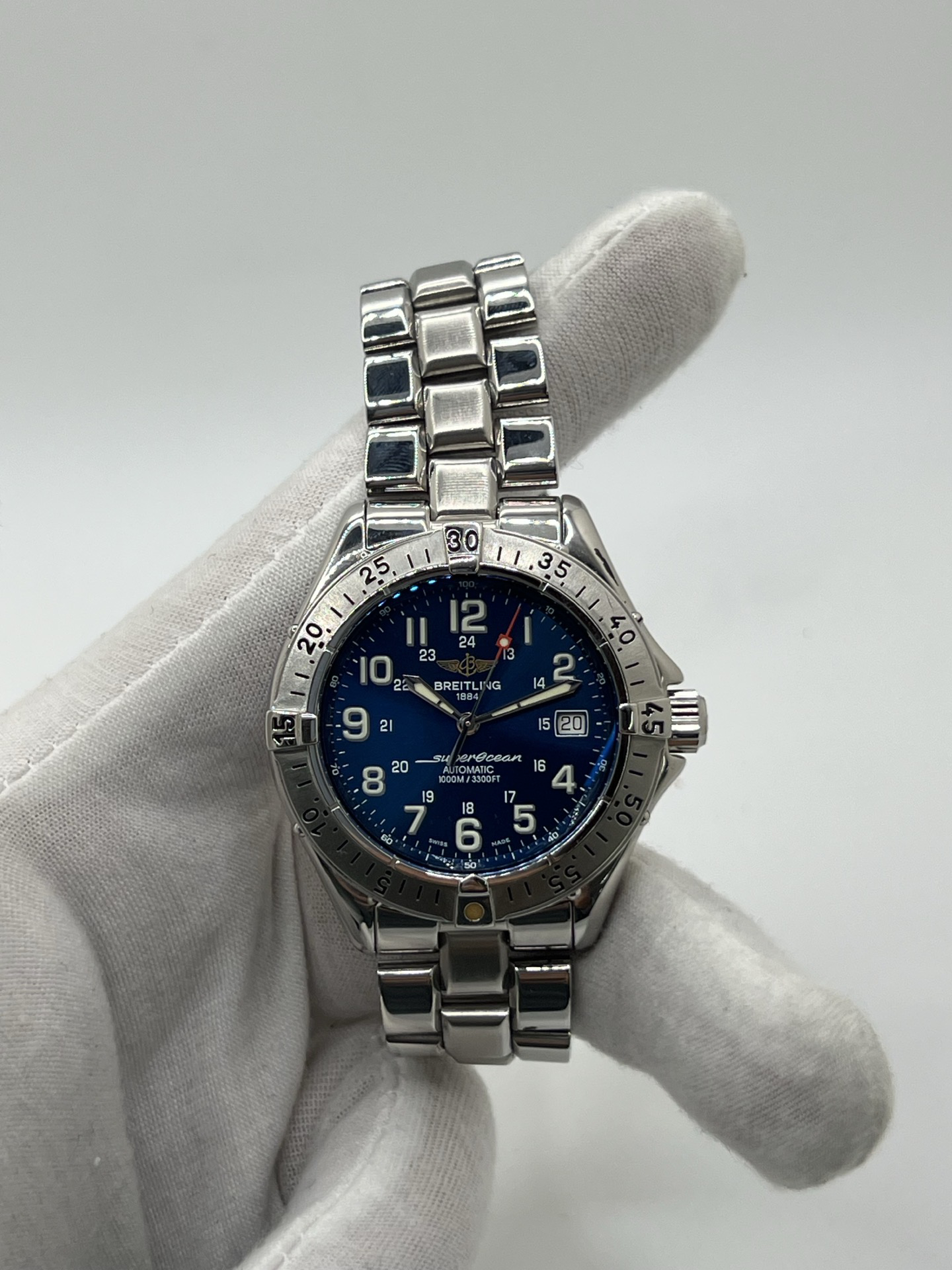 Montre de plongée automatique Superocean A17040 en acier avec cadran bleu, lunette robuste et bracelet acier. Modèle sportif et élégant doté d’un verre saphir, d’un affichage de la date et d’une étanchéité professionnelle. Idéal pour un usage quotidien comme pour les activités nautiques.