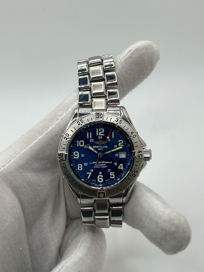 Montre de plongée automatique Superocean A17040 en acier avec cadran bleu, lunette robuste et bracelet acier. Modèle sportif et élégant doté d’un verre saphir, d’un affichage de la date et d’une étanchéité professionnelle. Idéal pour un usage quotidien comme pour les activités nautiques.