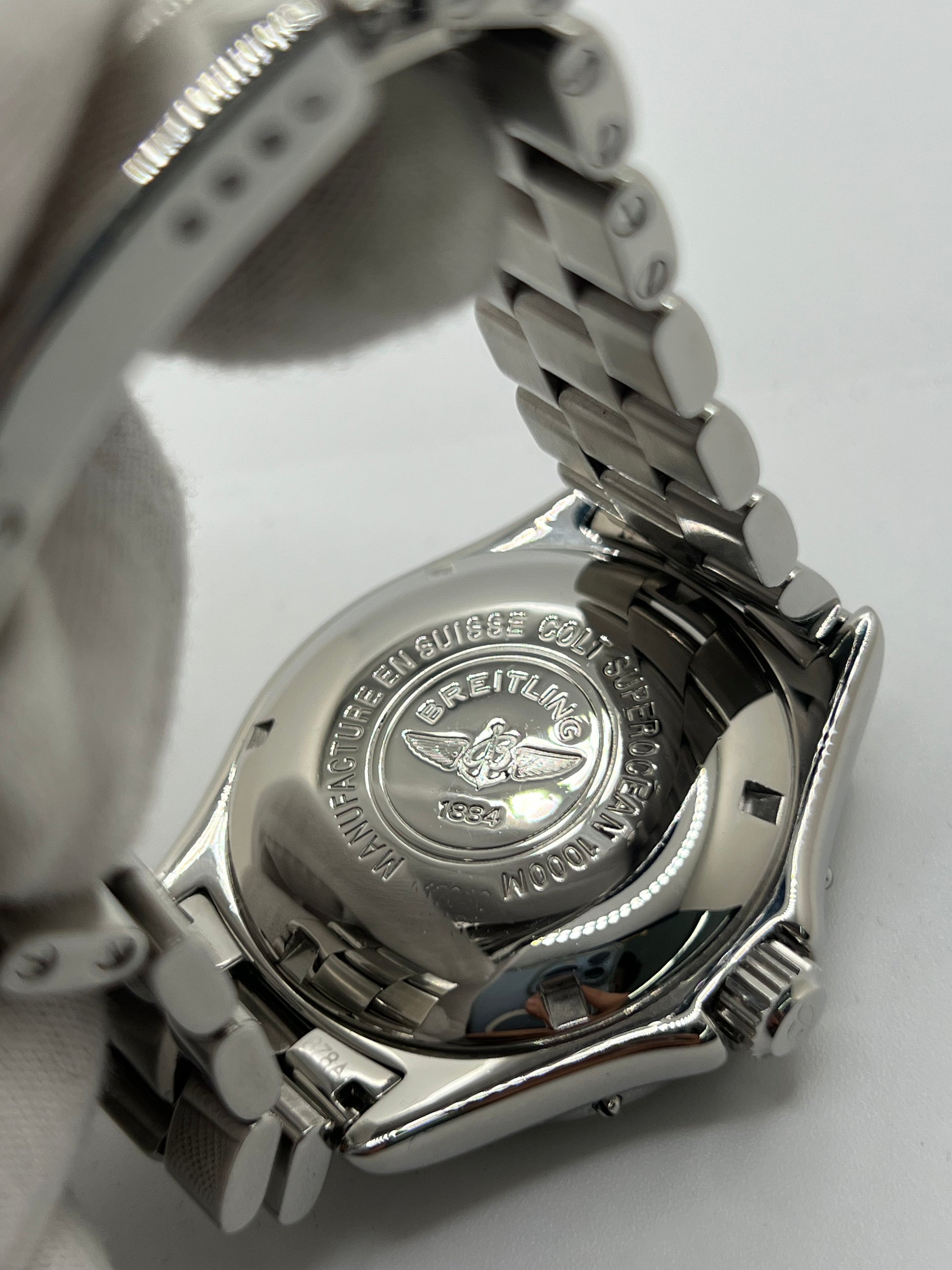 Montre de plongée automatique Superocean A17040 en acier avec cadran bleu, lunette robuste et bracelet acier. Modèle sportif et élégant doté d’un verre saphir, d’un affichage de la date et d’une étanchéité professionnelle. Idéal pour un usage quotidien comme pour les activités nautiques.