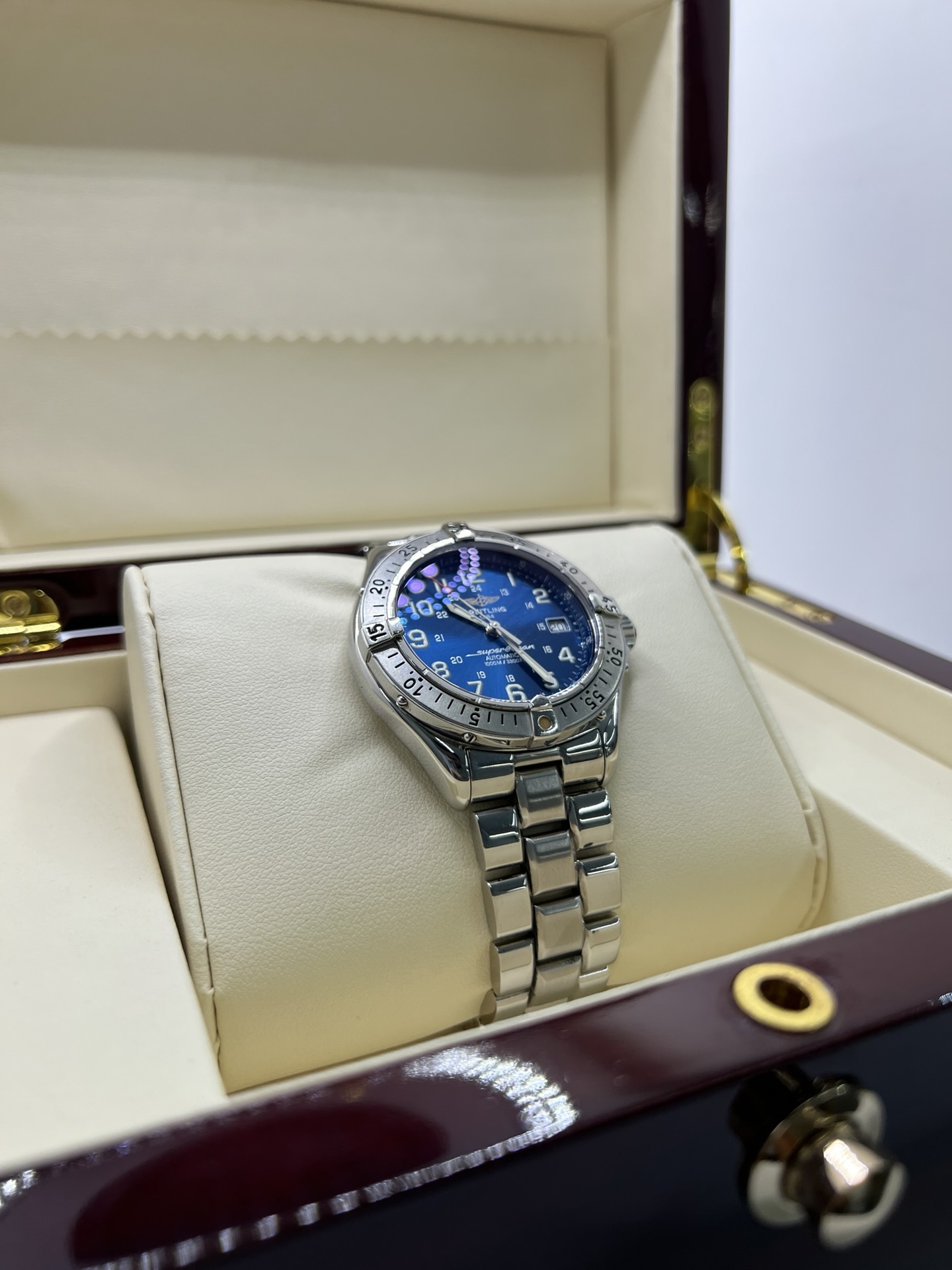 Montre de plongée automatique Superocean A17040 en acier avec cadran bleu, lunette robuste et bracelet acier. Modèle sportif et élégant doté d’un verre saphir, d’un affichage de la date et d’une étanchéité professionnelle. Idéal pour un usage quotidien comme pour les activités nautiques.