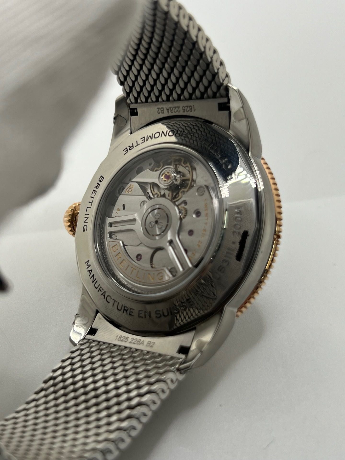 Montre de plongée Breitling Superocean Heritage 42 en or et acier, équipée d’un mouvement automatique et d’une réserve de marche longue durée. Boîtier de 42 mm, cadran noir, verre saphir et bracelet acier. Modèle moderne et robuste, étanche à 20 ATM, idéal pour un usage quotidien ou sportif. Référence UB3111241B1A1, état neuf, jamais portée.