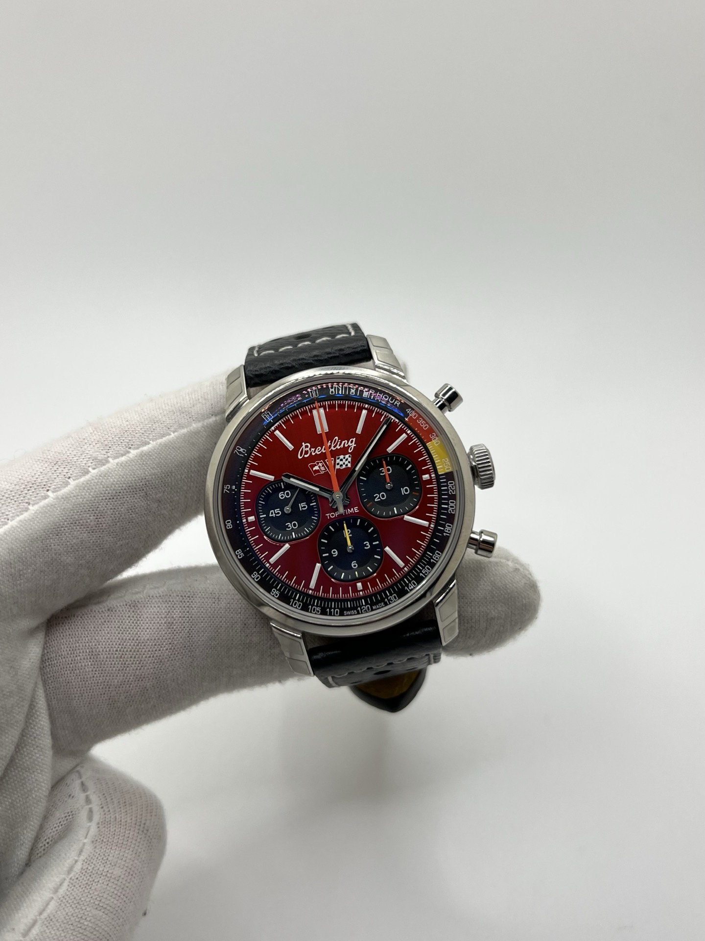 Montre chronographe inspirée de l’univers automobile, dotée d’un boîtier en acier au design rétro, d’un cadran contrasté avec compteurs bicompax et d’une échelle tachymétrique rappelant les tableaux de bord vintage. Mouvement mécanique à remontage automatique offrant précision et réserve de marche confortable. Bracelet en cuir perforé renforçant l’esthétique racing. Garde-temps élégant et sportif, pensé pour les amateurs de montres de caractère et de mécanique de légende.