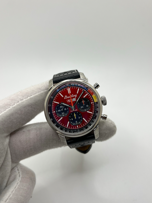 Montre chronographe inspirée de l’univers automobile, dotée d’un boîtier en acier au design rétro, d’un cadran contrasté avec compteurs bicompax et d’une échelle tachymétrique rappelant les tableaux de bord vintage. Mouvement mécanique à remontage automatique offrant précision et réserve de marche confortable. Bracelet en cuir perforé renforçant l’esthétique racing. Garde-temps élégant et sportif, pensé pour les amateurs de montres de caractère et de mécanique de légende.
