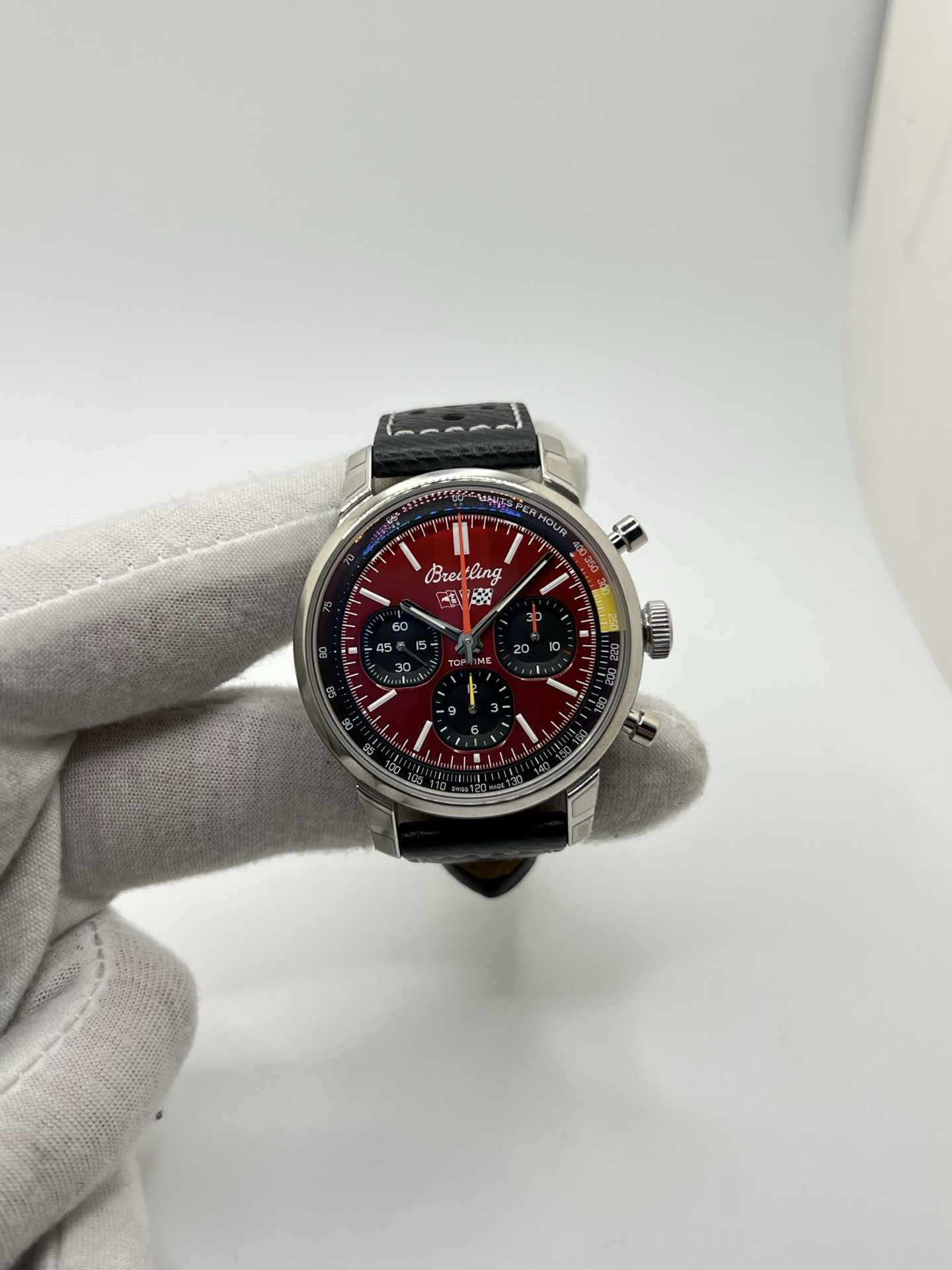 Montre chronographe inspirée de l’univers automobile, dotée d’un boîtier en acier au design rétro, d’un cadran contrasté avec compteurs bicompax et d’une échelle tachymétrique rappelant les tableaux de bord vintage. Mouvement mécanique à remontage automatique offrant précision et réserve de marche confortable. Bracelet en cuir perforé renforçant l’esthétique racing. Garde-temps élégant et sportif, pensé pour les amateurs de montres de caractère et de mécanique de légende.