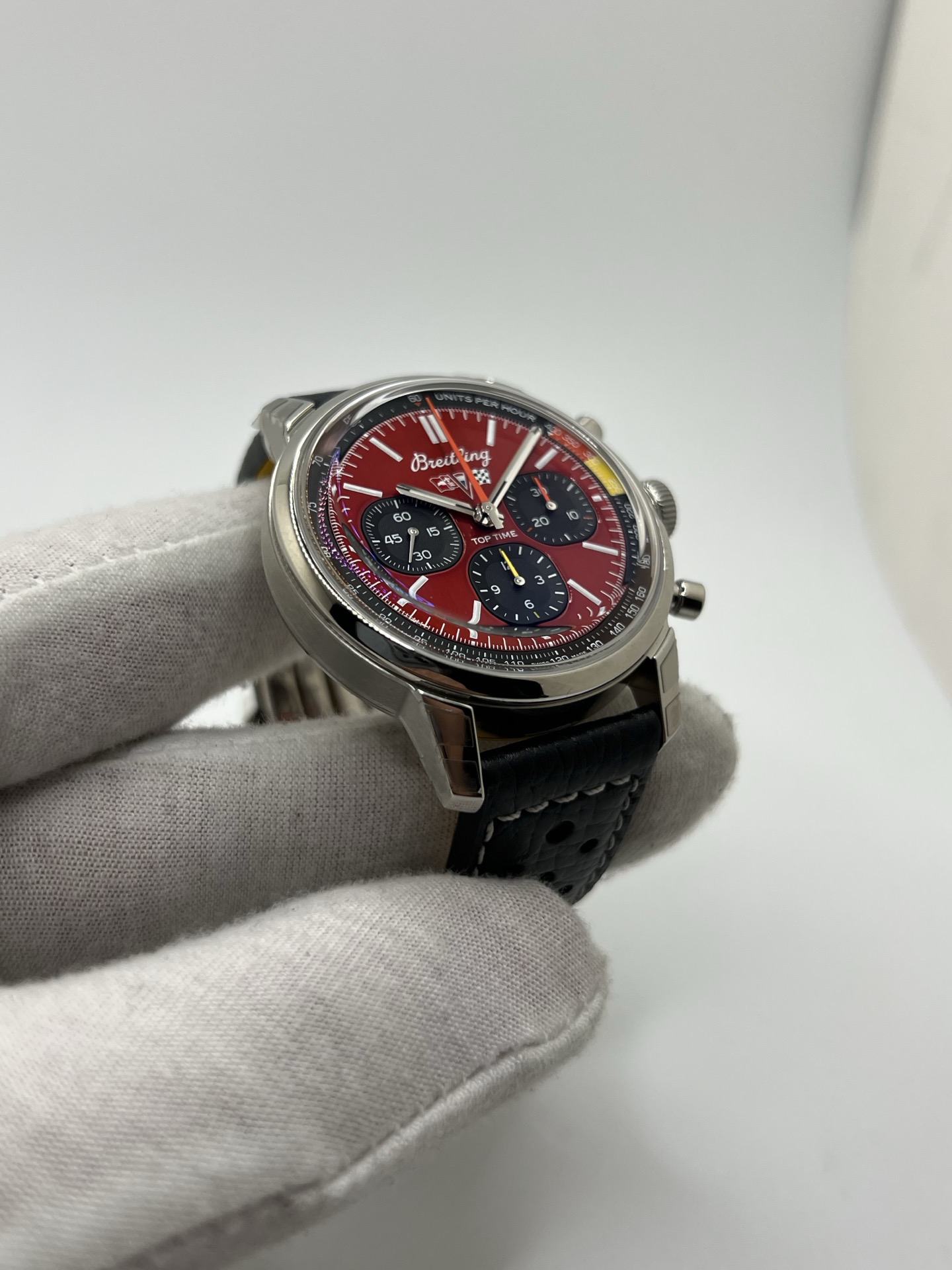 Montre chronographe inspirée de l’univers automobile, dotée d’un boîtier en acier au design rétro, d’un cadran contrasté avec compteurs bicompax et d’une échelle tachymétrique rappelant les tableaux de bord vintage. Mouvement mécanique à remontage automatique offrant précision et réserve de marche confortable. Bracelet en cuir perforé renforçant l’esthétique racing. Garde-temps élégant et sportif, pensé pour les amateurs de montres de caractère et de mécanique de légende.