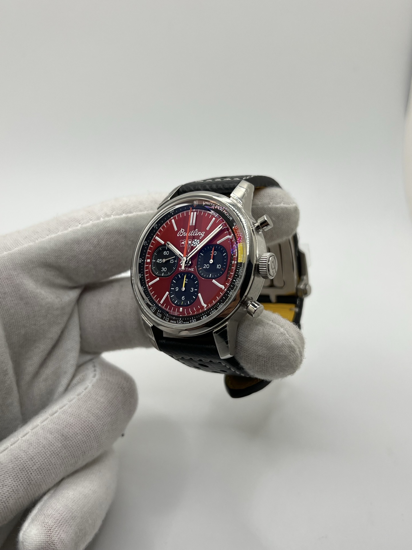 Montre chronographe inspirée de l’univers automobile, dotée d’un boîtier en acier au design rétro, d’un cadran contrasté avec compteurs bicompax et d’une échelle tachymétrique rappelant les tableaux de bord vintage. Mouvement mécanique à remontage automatique offrant précision et réserve de marche confortable. Bracelet en cuir perforé renforçant l’esthétique racing. Garde-temps élégant et sportif, pensé pour les amateurs de montres de caractère et de mécanique de légende.