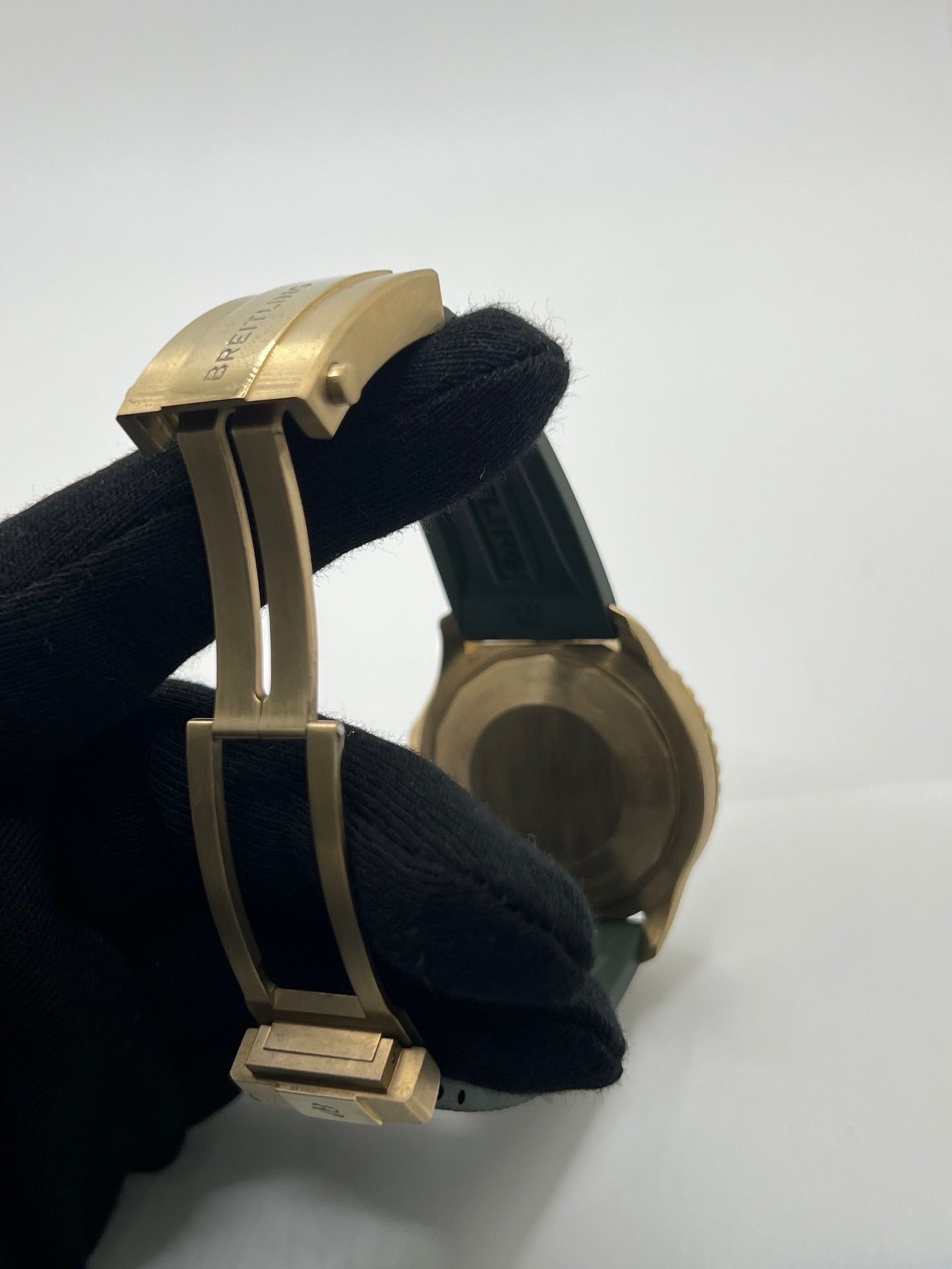 Montre Breitling Superocean 42 référence N17375201L1S1 en bronze, équipée d’un mouvement automatique précis et d’un calibre Breitling 17. Modèle de plongée haut de gamme doté d’un cadran vert, d’une lunette en céramique et d’un bracelet en caoutchouc assorti. Étanche 30 ATM, verre saphir, diamètre 42 mm. Montre d’occasion en très bon état avec légères traces d’usure.