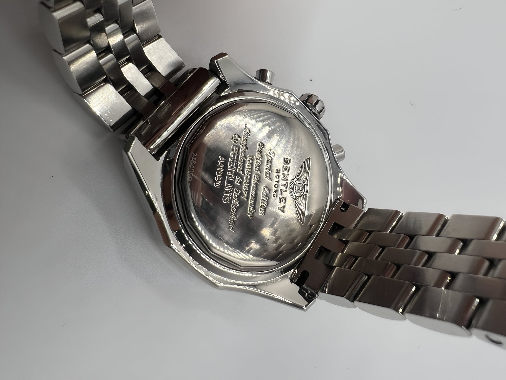 Découvrez la Breitling Bentley Barnato 42, un chronographe d’exception alliant performance et élégance. Inspirée par l’univers automobile Bentley, cette montre de prestige est dotée d’un design raffiné et d’une mécanique de haute précision. Livrée avec sa boîte d’origine, elle constitue un choix idéal pour les amateurs de montres de luxe et les collectionneurs exigeants.