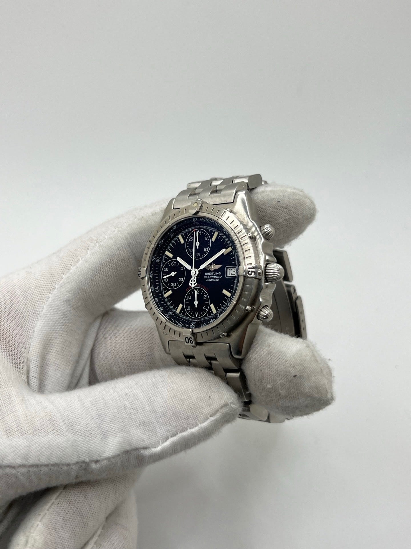 Montre chronographe Breitling Blackbird référence A13050.1 en acier avec cadran noir, bracelet acier assorti et verre saphir. Boîtier robuste de 39 mm avec lunette acier et fonction date. Mouvement automatique calibre 13 basé sur Valjoux 7750 offrant 42 heures de réserve de marche. Montre homme élégante et sportive, étanche 10 ATM, idéale pour collectionneur ou usage quotidien. Modèle emblématique Breitling au style intemporel.