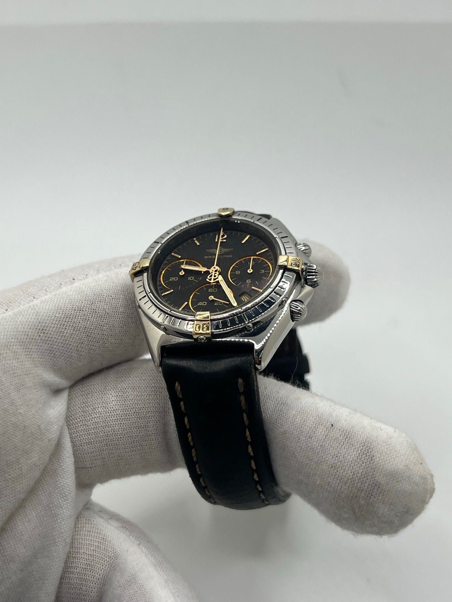 Découvrez la Breitling Chronomat référence 80350, une montre de luxe iconique alliant élégance et performance. Dotée d’un mouvement quartz précis, d’un boîtier en or et acier, d’un cadran noir et d’un bracelet en cuir, elle incarne le savoir-faire horloger suisse.