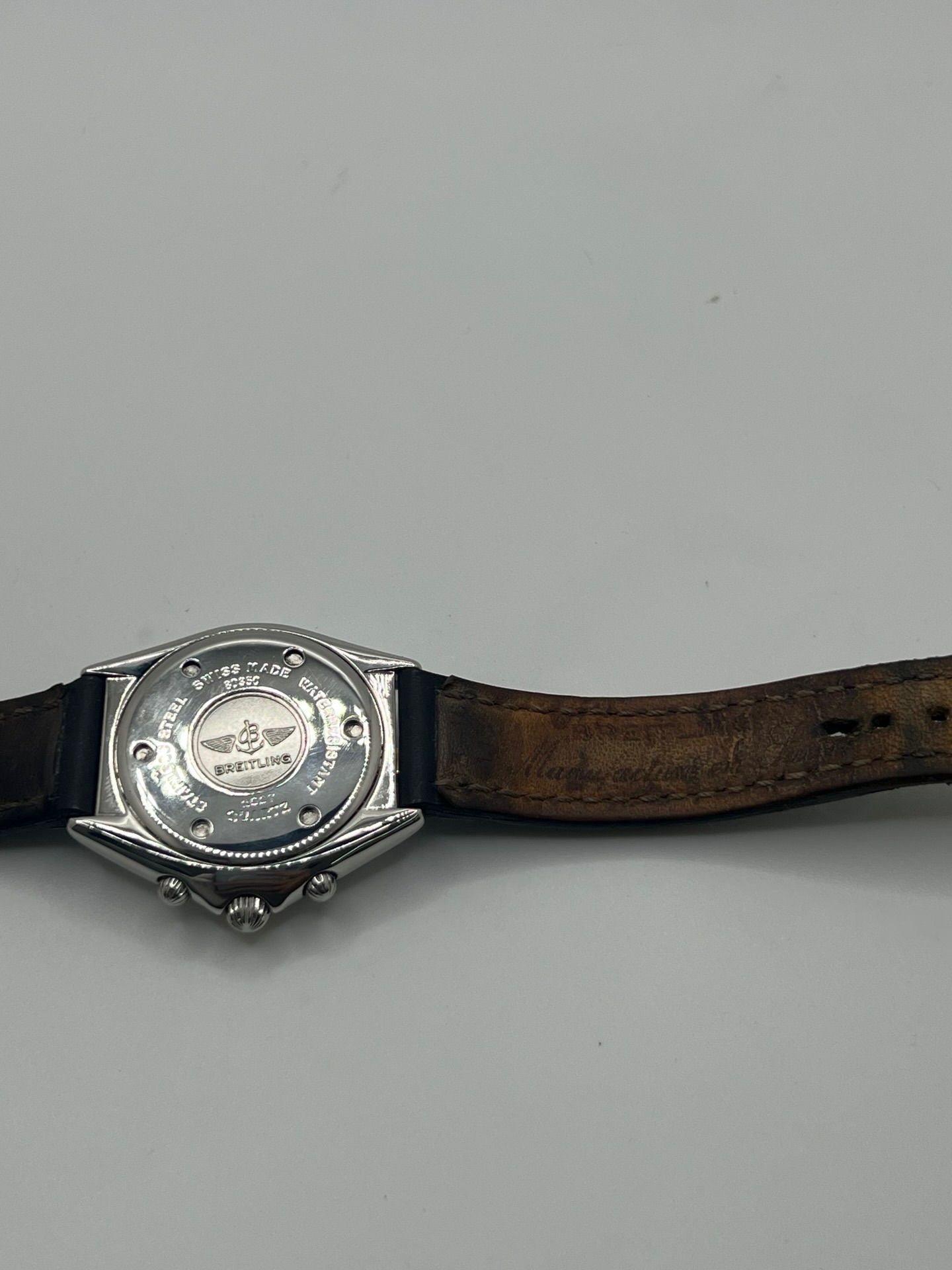 Découvrez la Breitling Chronomat référence 80350, une montre de luxe iconique alliant élégance et performance. Dotée d’un mouvement quartz précis, d’un boîtier en or et acier, d’un cadran noir et d’un bracelet en cuir, elle incarne le savoir-faire horloger suisse.