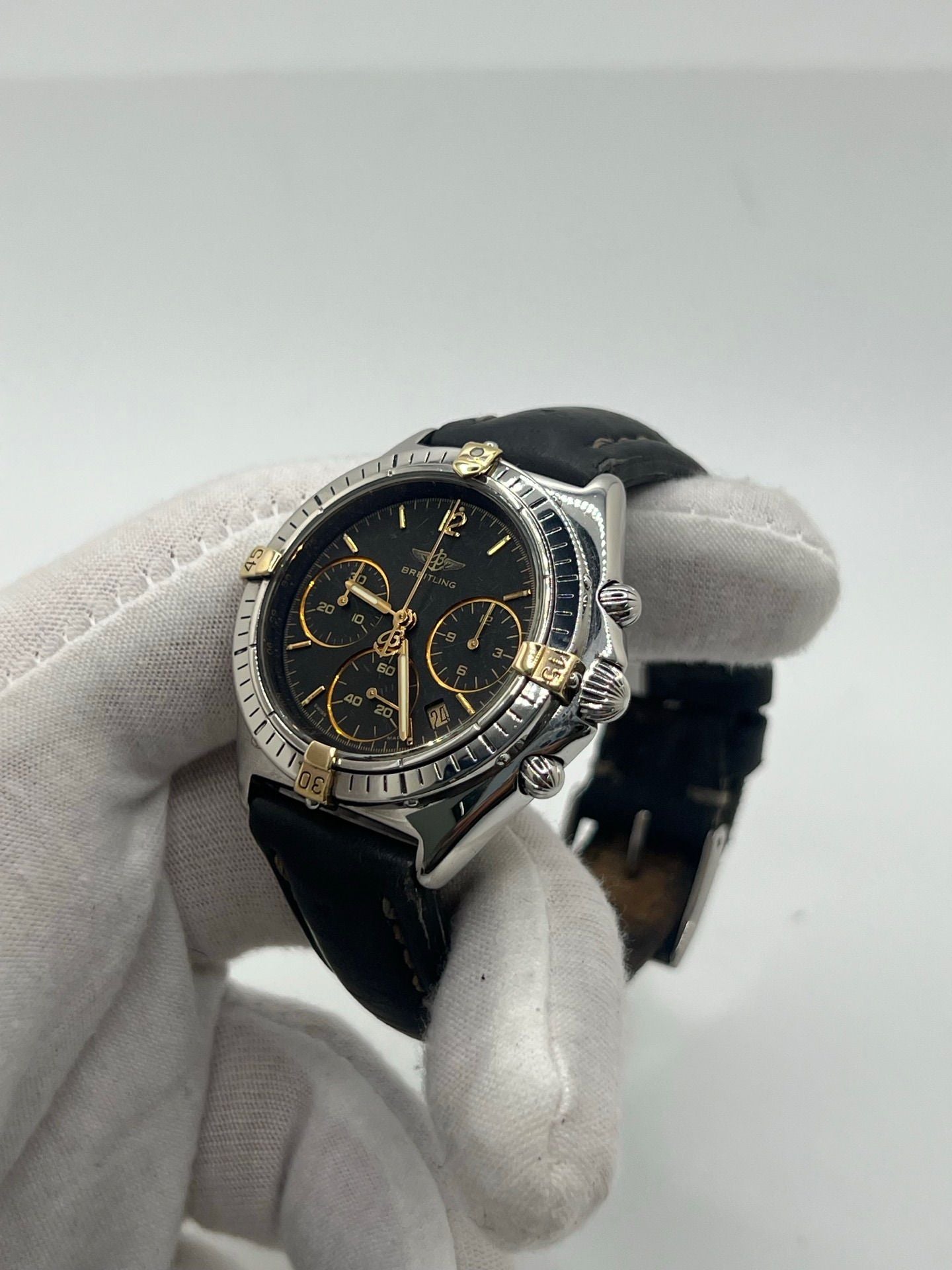 Découvrez la Breitling Chronomat référence 80350, une montre de luxe iconique alliant élégance et performance. Dotée d’un mouvement quartz précis, d’un boîtier en or et acier, d’un cadran noir et d’un bracelet en cuir, elle incarne le savoir-faire horloger suisse.