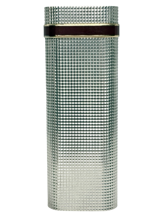 Briquet Cartier Must de luxe, un accessoire emblématique de la maison Cartier, reconnu pour son élégance intemporelle et son design raffiné. Ce briquet de collection séduit par ses finitions soignées et son esthétique sophistiquée, caractéristiques du savoir-faire de la maison. Idéal pour les amateurs d’objets de luxe et de pièces vintage, ce briquet Cartier Must d’occasion allie prestige, style et authenticité. Un accessoire signé Cartier qui apporte une touche d’élégance à toute collection d’objets précie