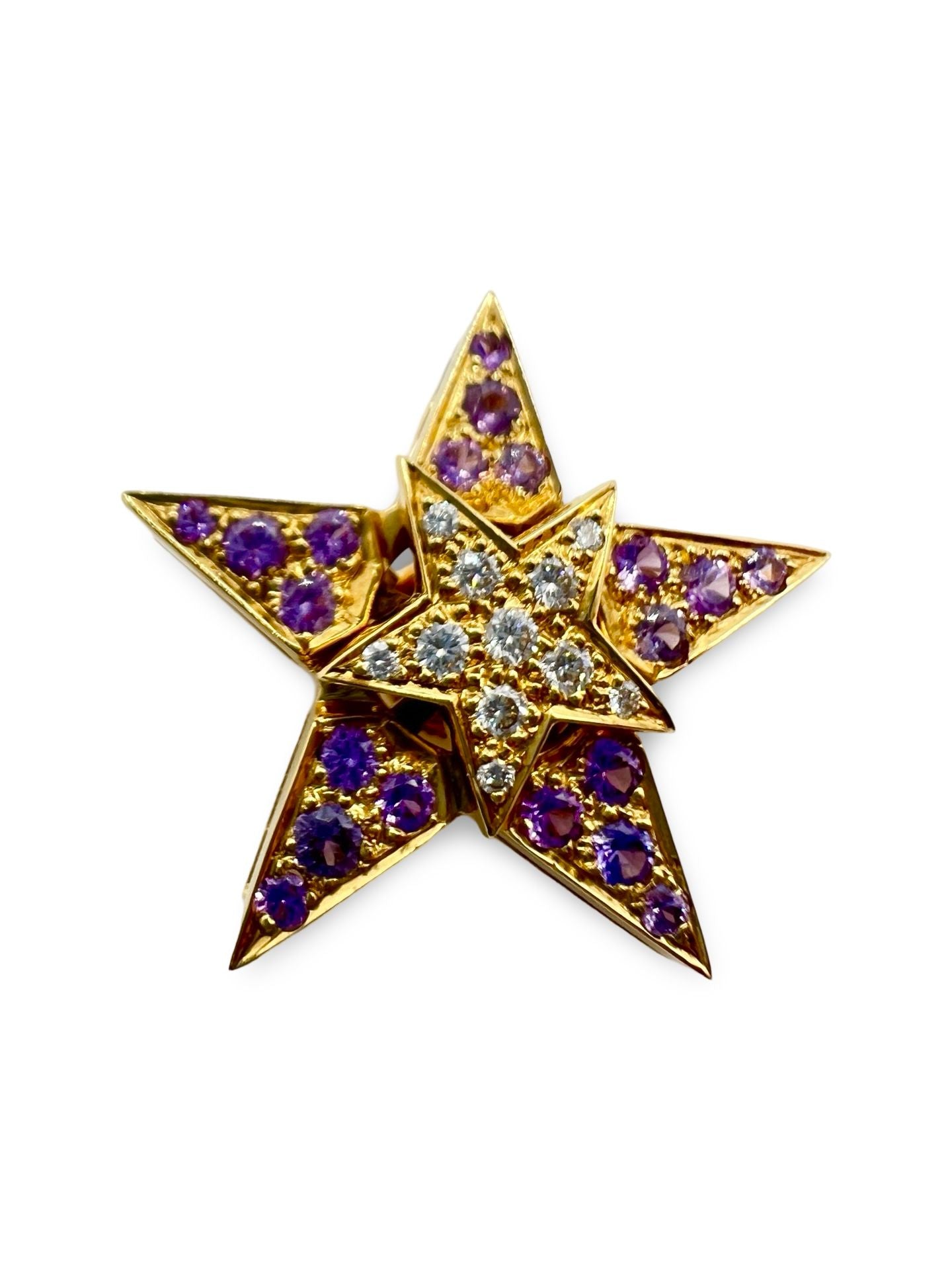 Découvrez l’élégance intemporelle avec notre Broche Boucles d'oreilles 2 en 1 en or jaune, un bijou raffiné sublimé par de superbes diamants et saphirs naturels. Grâce à son fermoir alpa sécurisé, cette création précieuse allie sophistication et polyvalence, vous permettant de la porter en broche ou en boucles d’oreilles selon vos envies. Un bijou d’exception qui illumine chaque tenue avec éclat et raffinement.