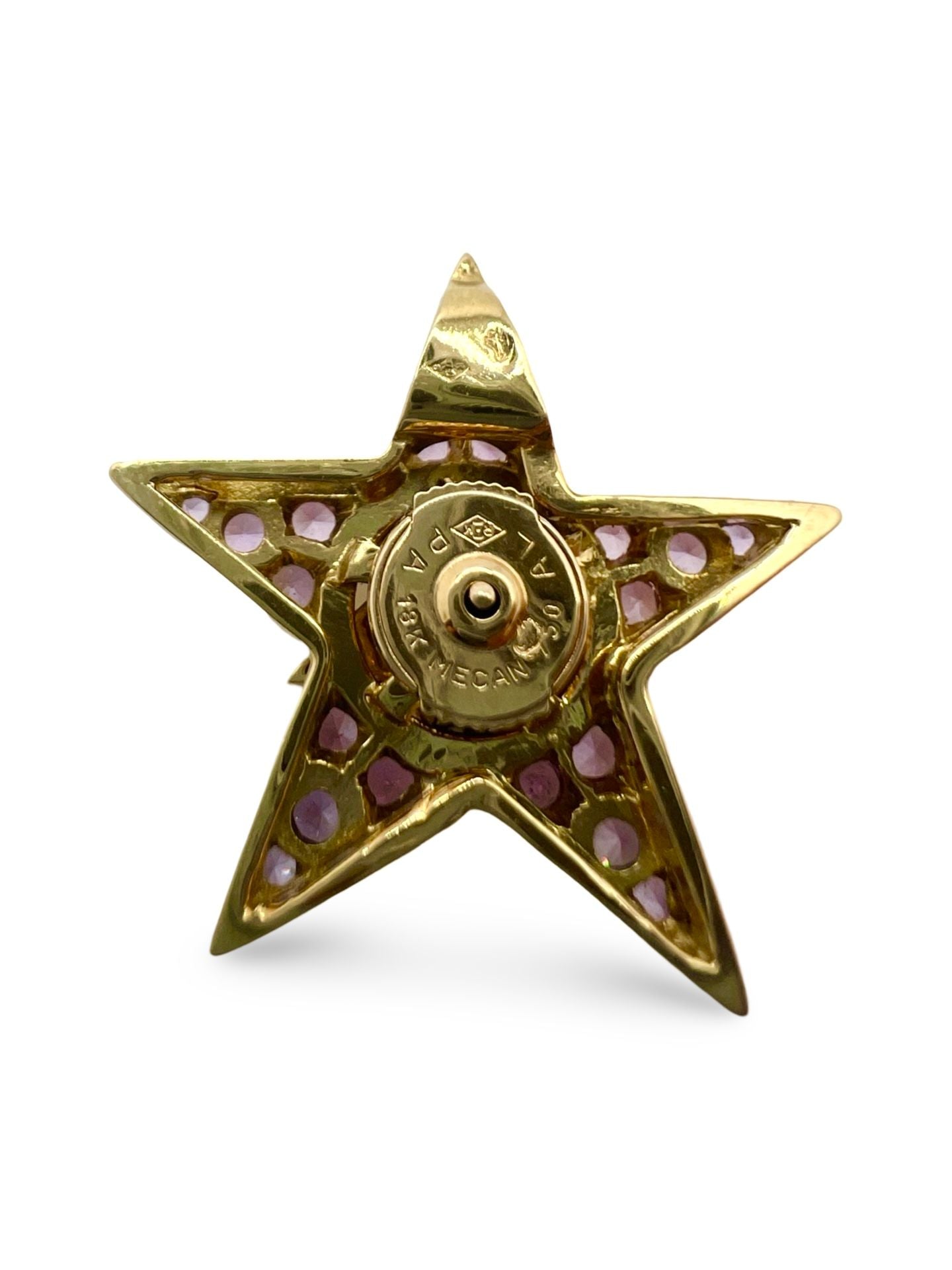 Découvrez l’élégance intemporelle avec notre Broche Boucles d'oreilles 2 en 1 en or jaune, un bijou raffiné sublimé par de superbes diamants et saphirs naturels. Grâce à son fermoir alpa sécurisé, cette création précieuse allie sophistication et polyvalence, vous permettant de la porter en broche ou en boucles d’oreilles selon vos envies. Un bijou d’exception qui illumine chaque tenue avec éclat et raffinement.