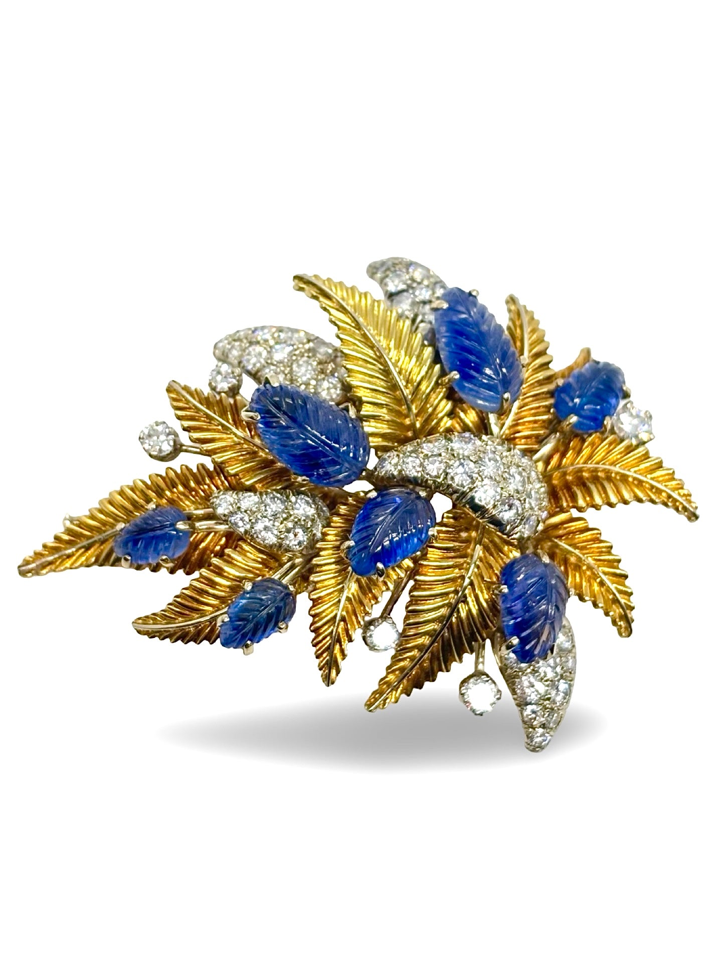 Broche d’exception en or jaune 18K signée Missiaglia, sertie de 2,5 ct de diamants naturels à l’éclat remarquable. Elle se distingue par 7 saphirs non-chauffés de Ceylan totalisant 10 ct, d’un bleu profond et rare. Avec ses 29,3 g, cette création allie savoir-faire joaillier et élégance intemporelle, idéale pour enrichir une collection ou illuminer les grandes occasions.