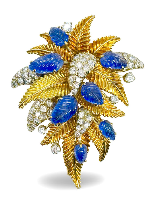 Broche d’exception en or jaune 18K signée Missiaglia, sertie de 2,5 ct de diamants naturels à l’éclat remarquable. Elle se distingue par 7 saphirs non-chauffés de Ceylan totalisant 10 ct, d’un bleu profond et rare. Avec ses 29,3 g, cette création allie savoir-faire joaillier et élégance intemporelle, idéale pour enrichir une collection ou illuminer les grandes occasions.