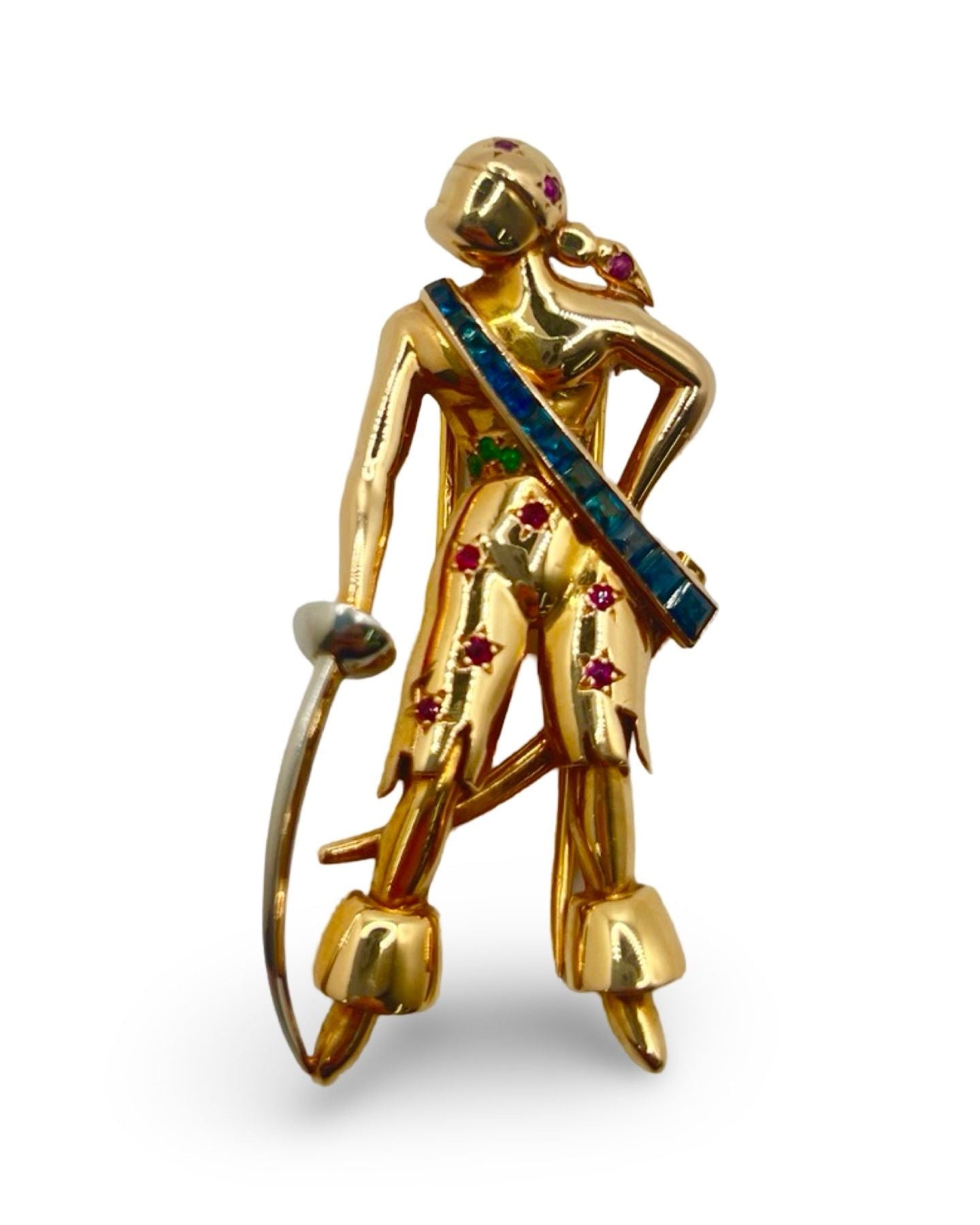 Cette broche d’exception en or jaune incarne l’élégance et le raffinement. Façonnée avec un savoir-faire artisanal, elle arbore une silhouette chevaleresque sublimée par l’éclat des rubis, saphirs et émeraudes. Véritable pièce de collection, ce bijou unique allie noblesse des matériaux et finesse du design, pour un style à la fois majestueux et intemporel.